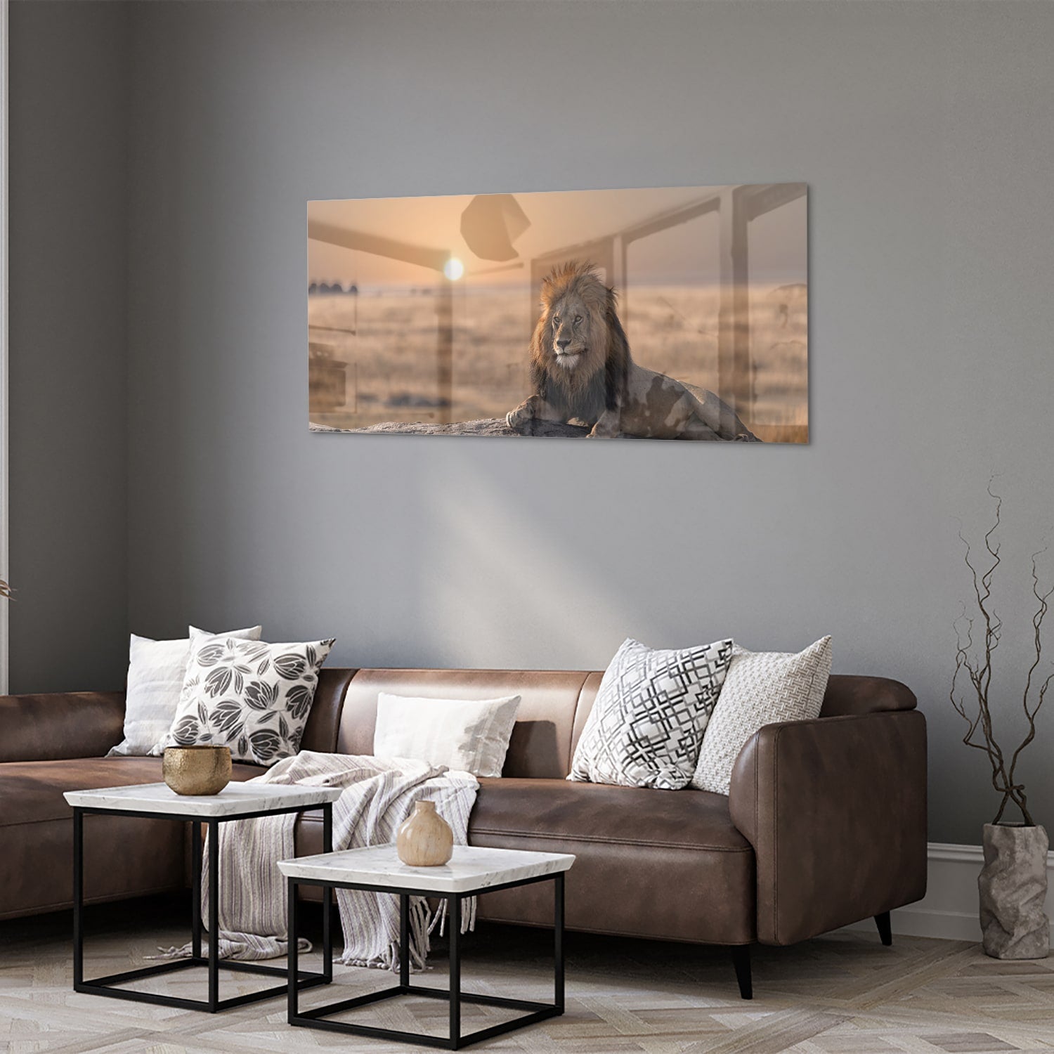 Glazen schilderij van een leeuw die op een rots ligt met zonsondergang op de achtergrond.