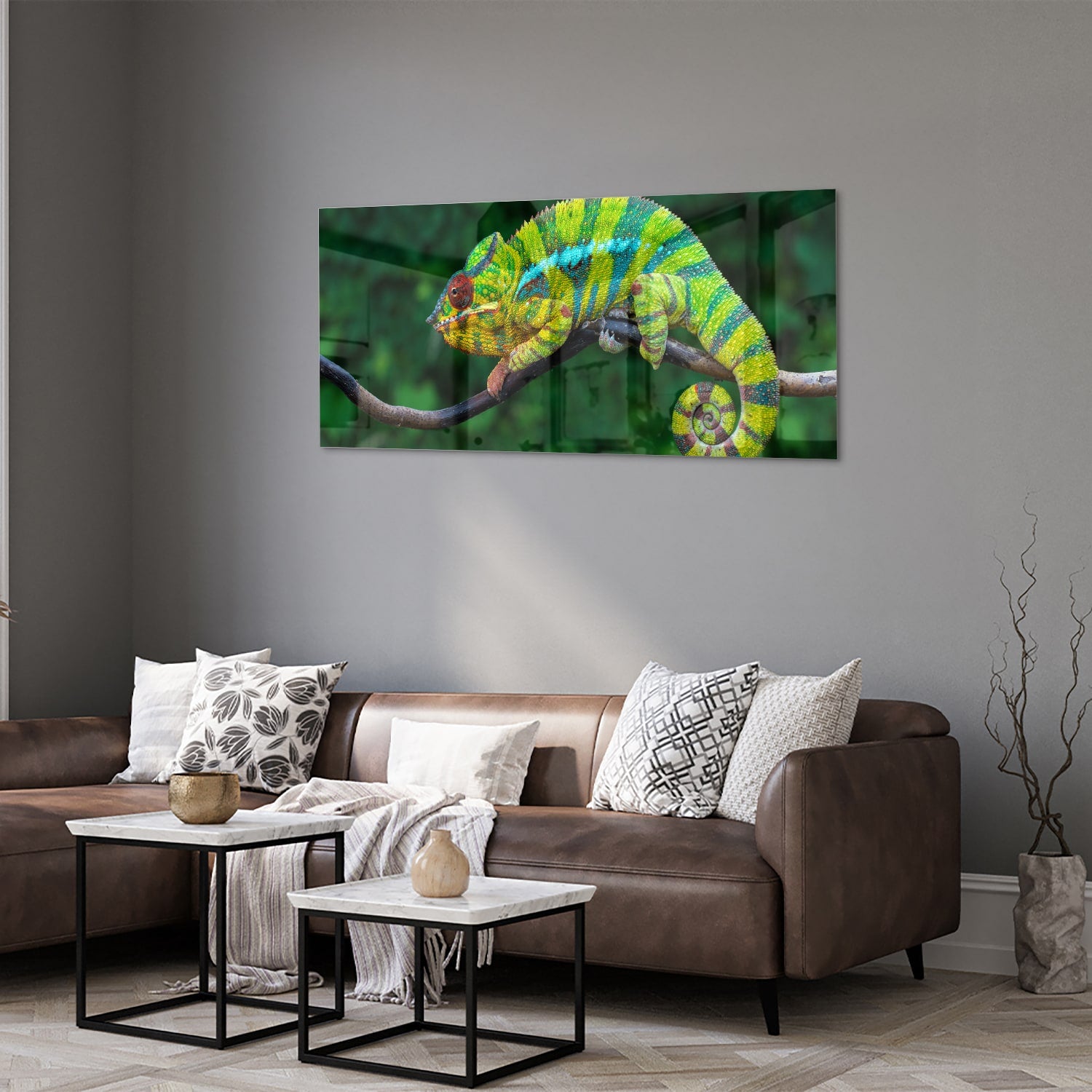 Glas schilderij van een kleurrijke kameleon op een tak met groene achtergrond.
