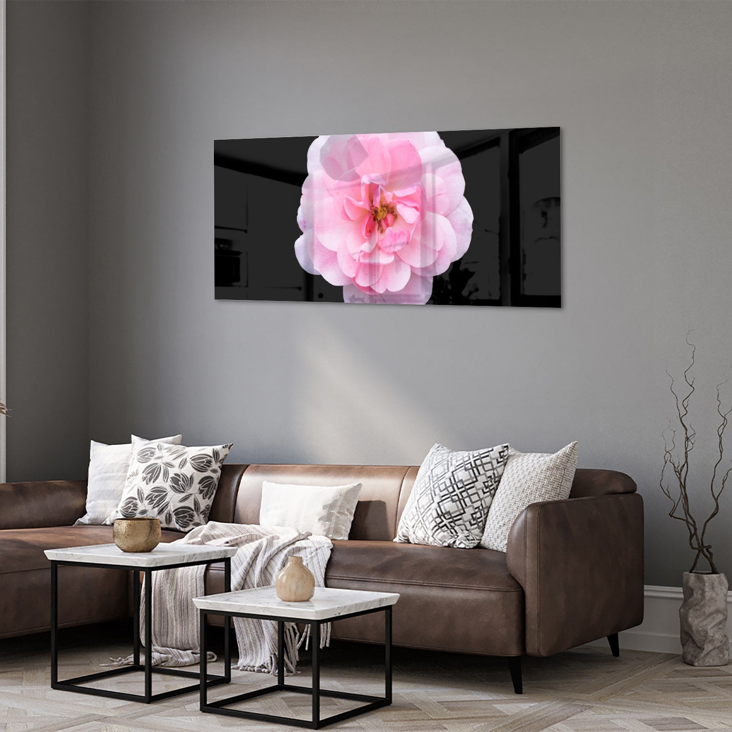 Glazen schilderij van een roze bloem op zwart glas, geschikt voor moderne interieurs.
