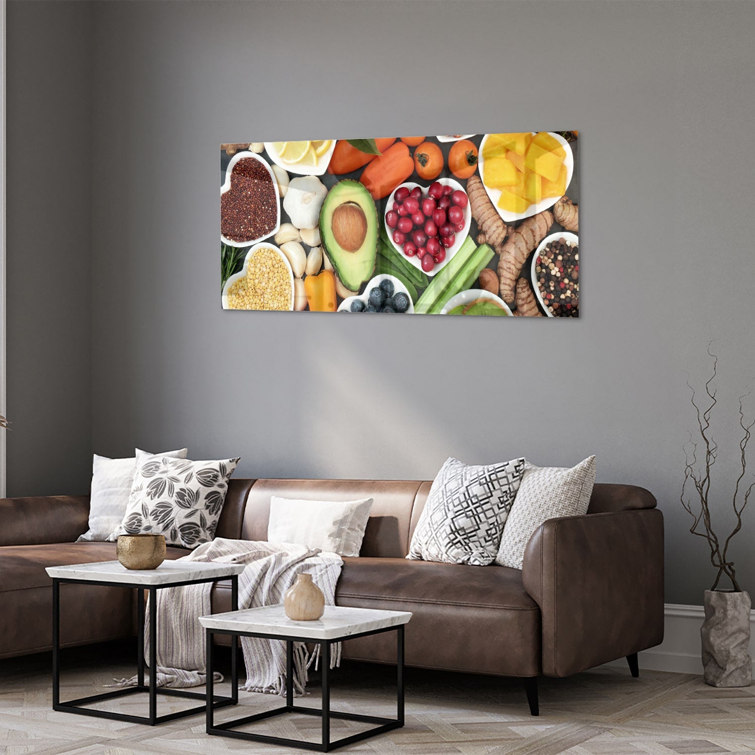 Glazen schilderij met een kleurrijke schikking van fruit en noten.