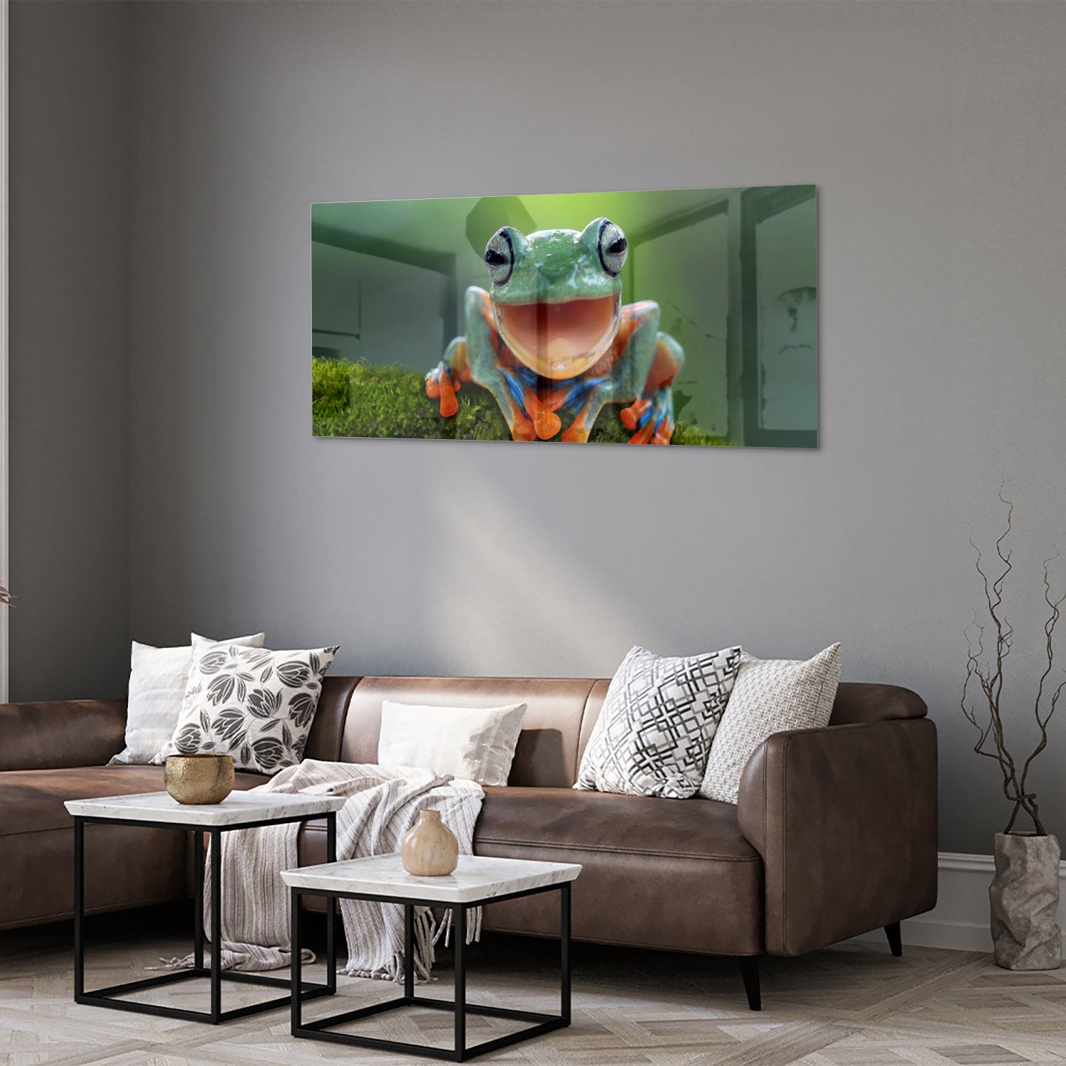 Glazen schilderij van een vrolijke boomkikker op een groene achtergrond