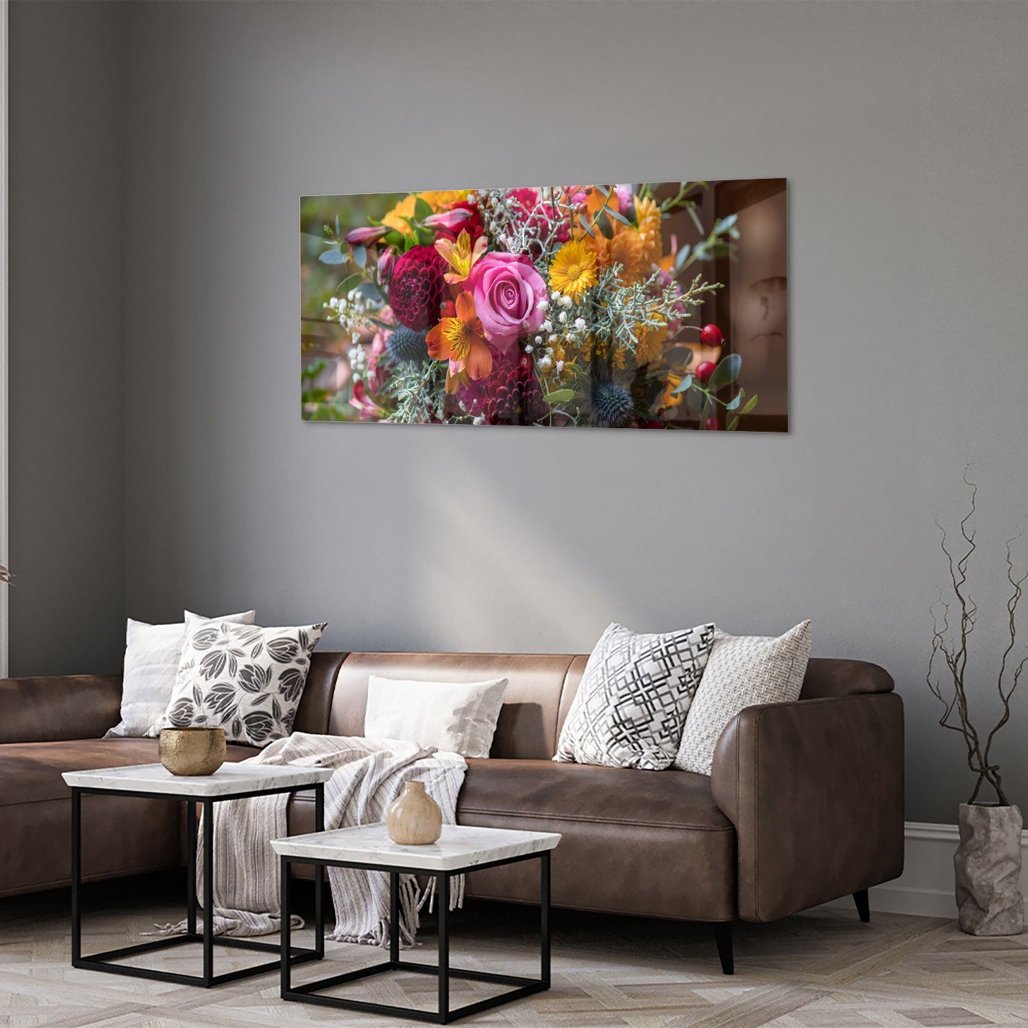 Glazen schilderij met een kleurrijk boeket bloemen aan de muur