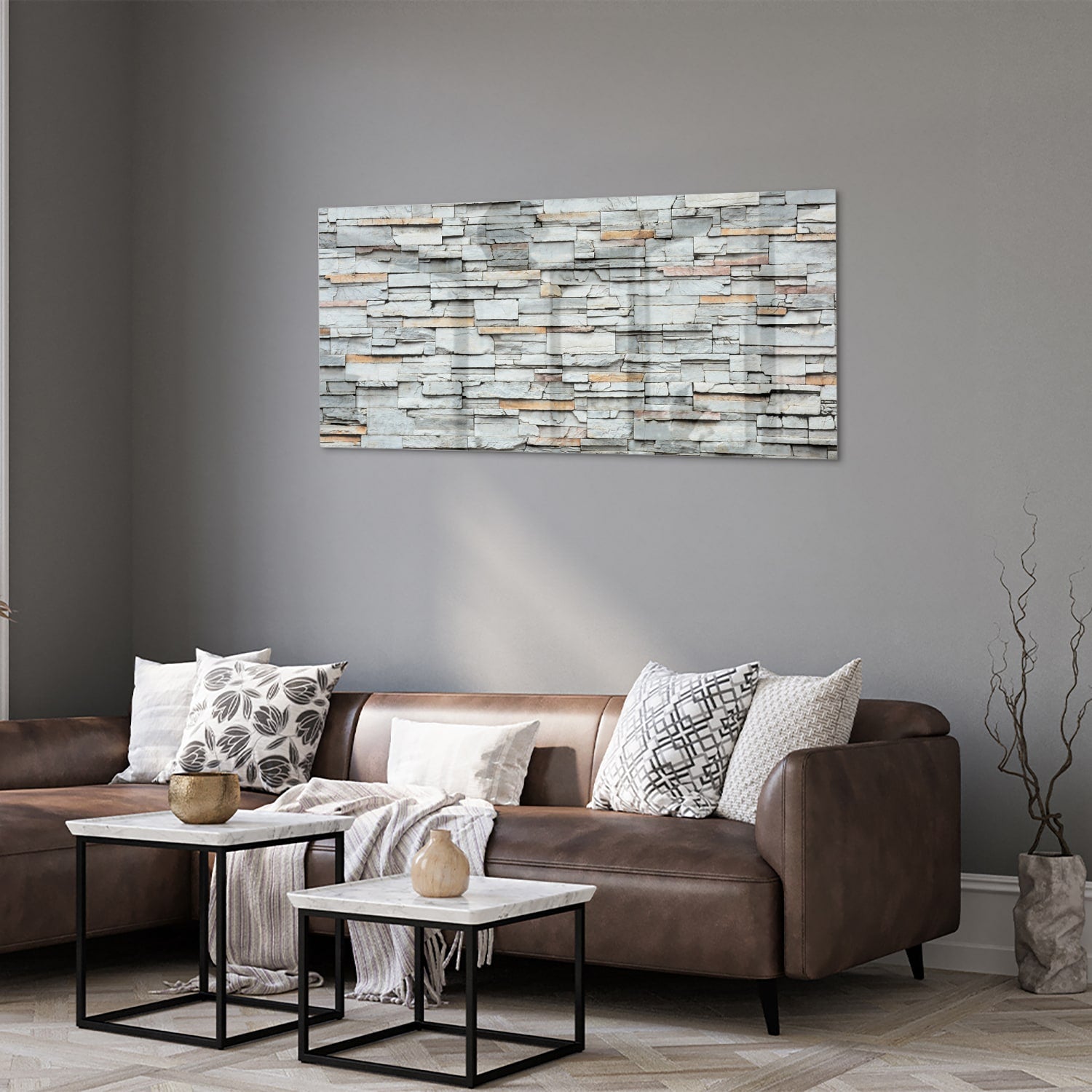 Moderne glazen schilderij met grijze textuur hangt aan de muur.