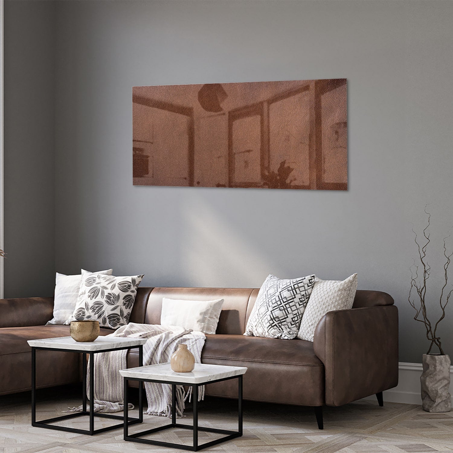 Glazen schilderij in aardetinten, op een witte muur boven een houten meubel.