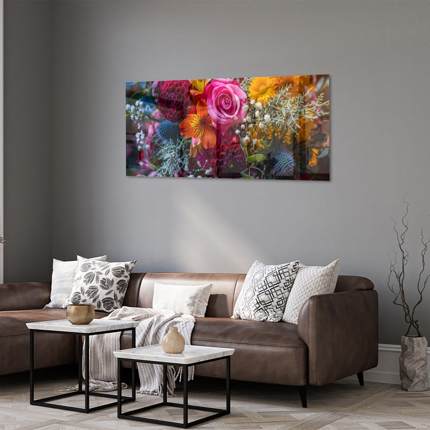 Glazen schilderij met een kleurrijke bloemenmix, inclusief rozen en andere bloemen.