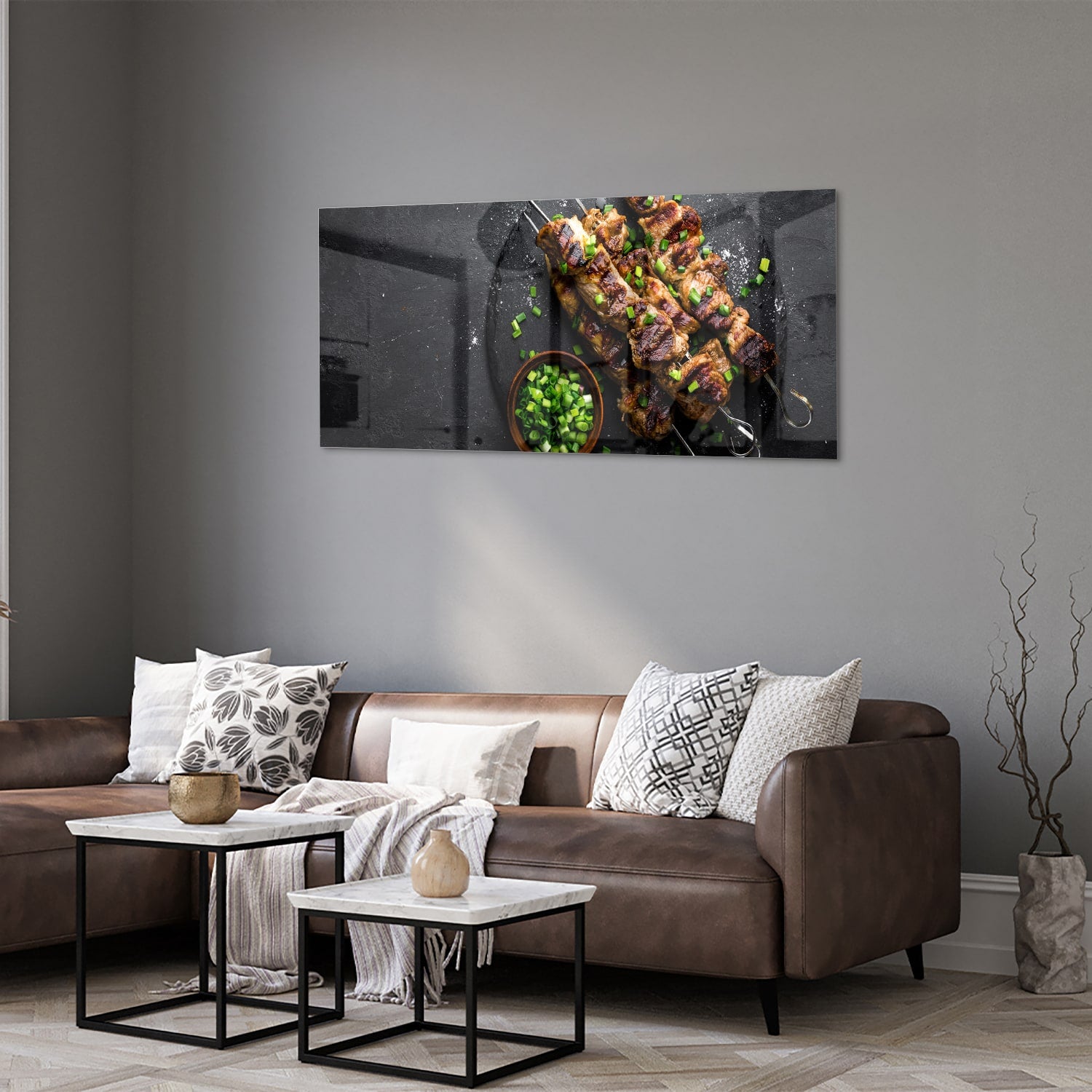 Glazen schilderij met kebabs op een zwarte achtergrond, perfect voor keuken decoratie.