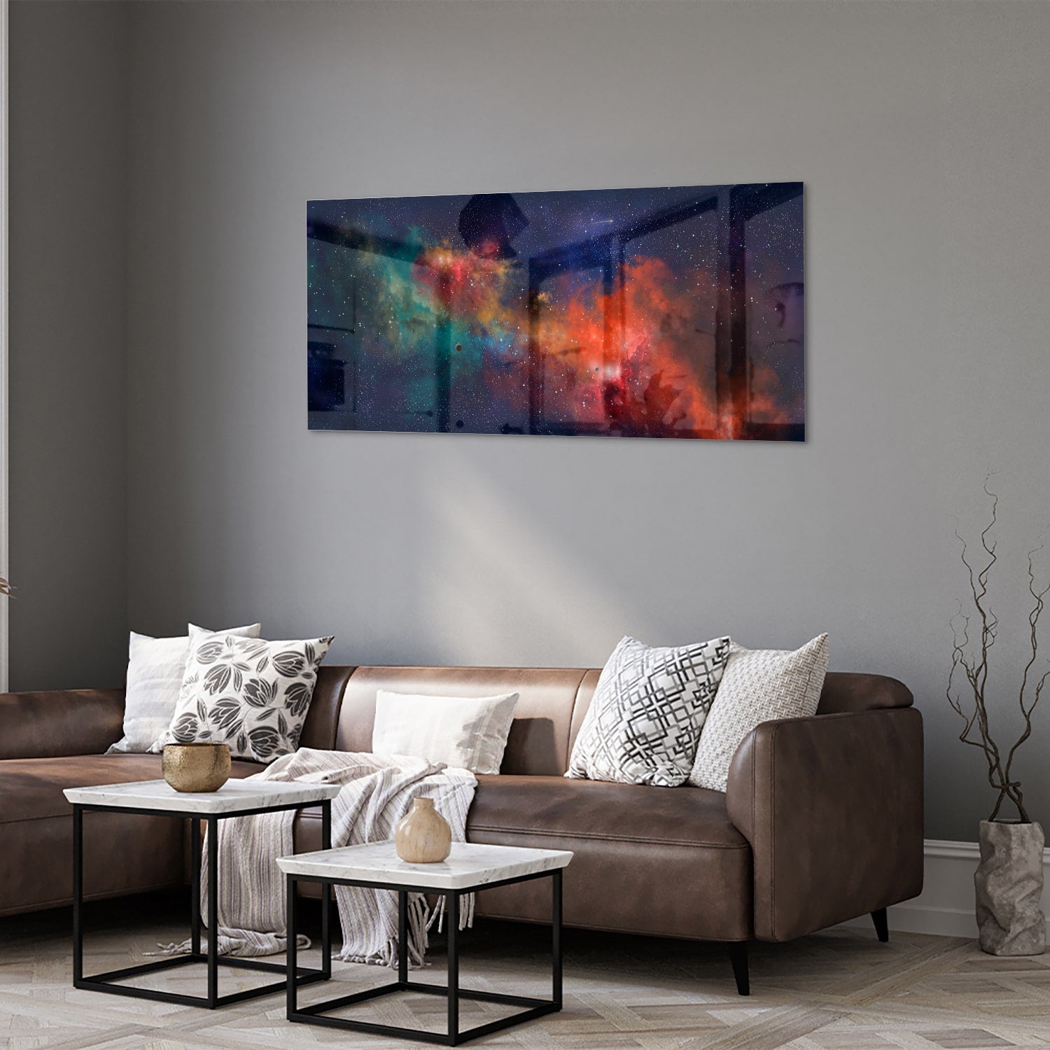 Glazen schilderij van een sterrenstelsel in levendige kleuren aan de muur.