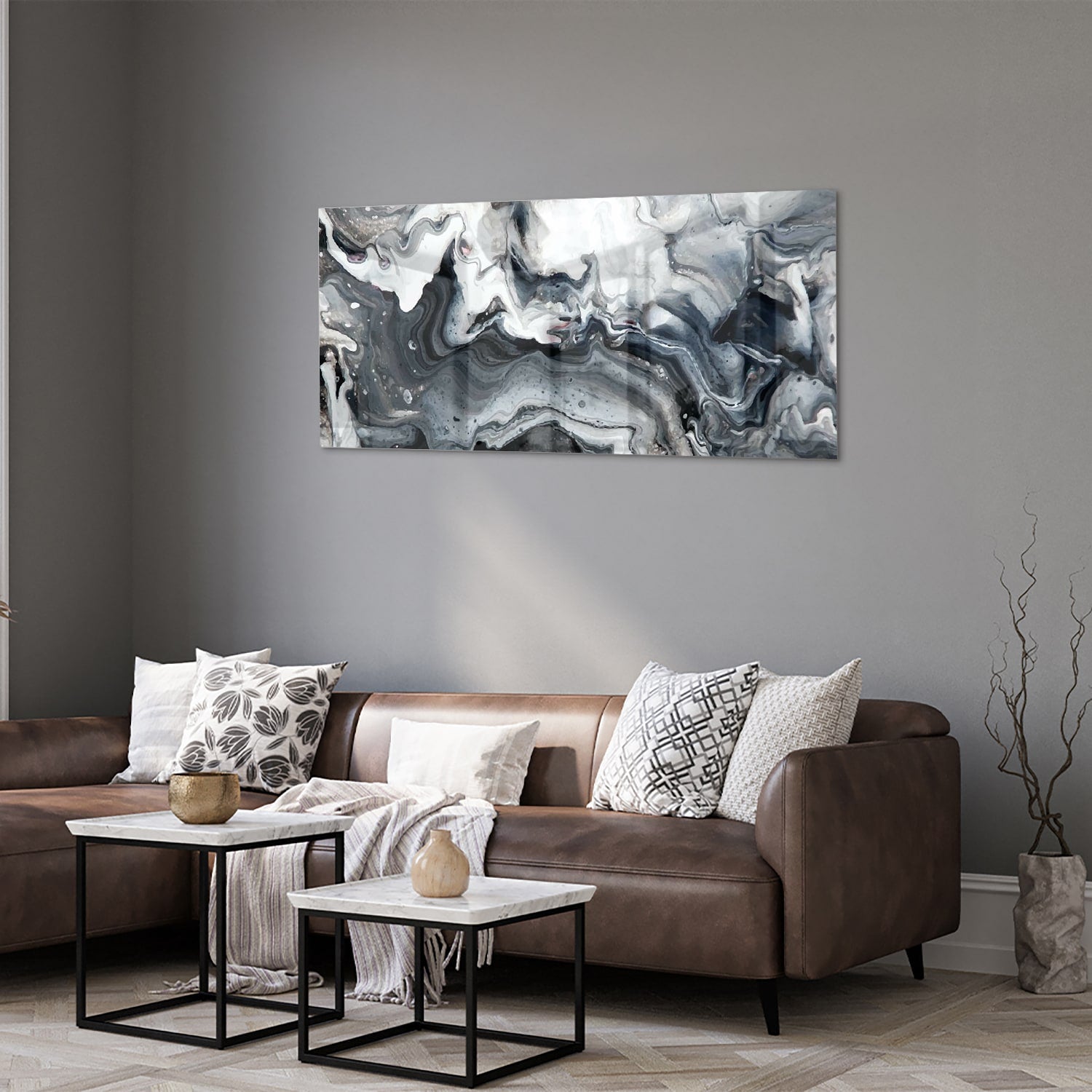 Abstract glazen schilderij met grijze en witte tinten aan de muur.