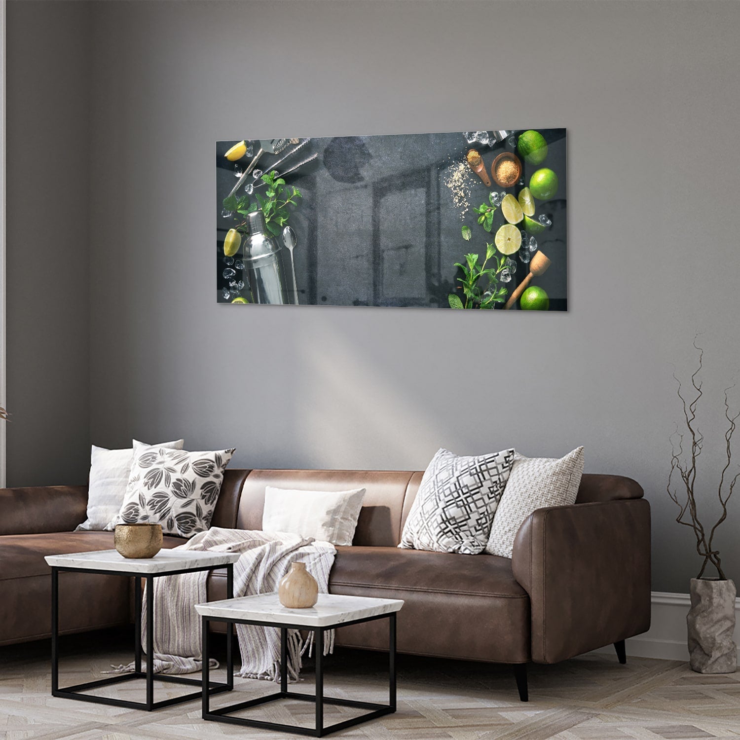 Glazen schilderij met kruiden en citroenen op een moderne muur.