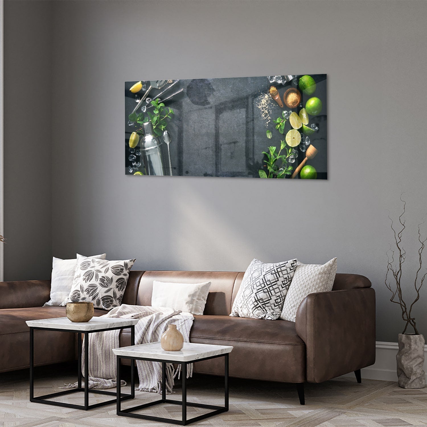 Glazen schilderij met kruiden en citroenen op een moderne muur.