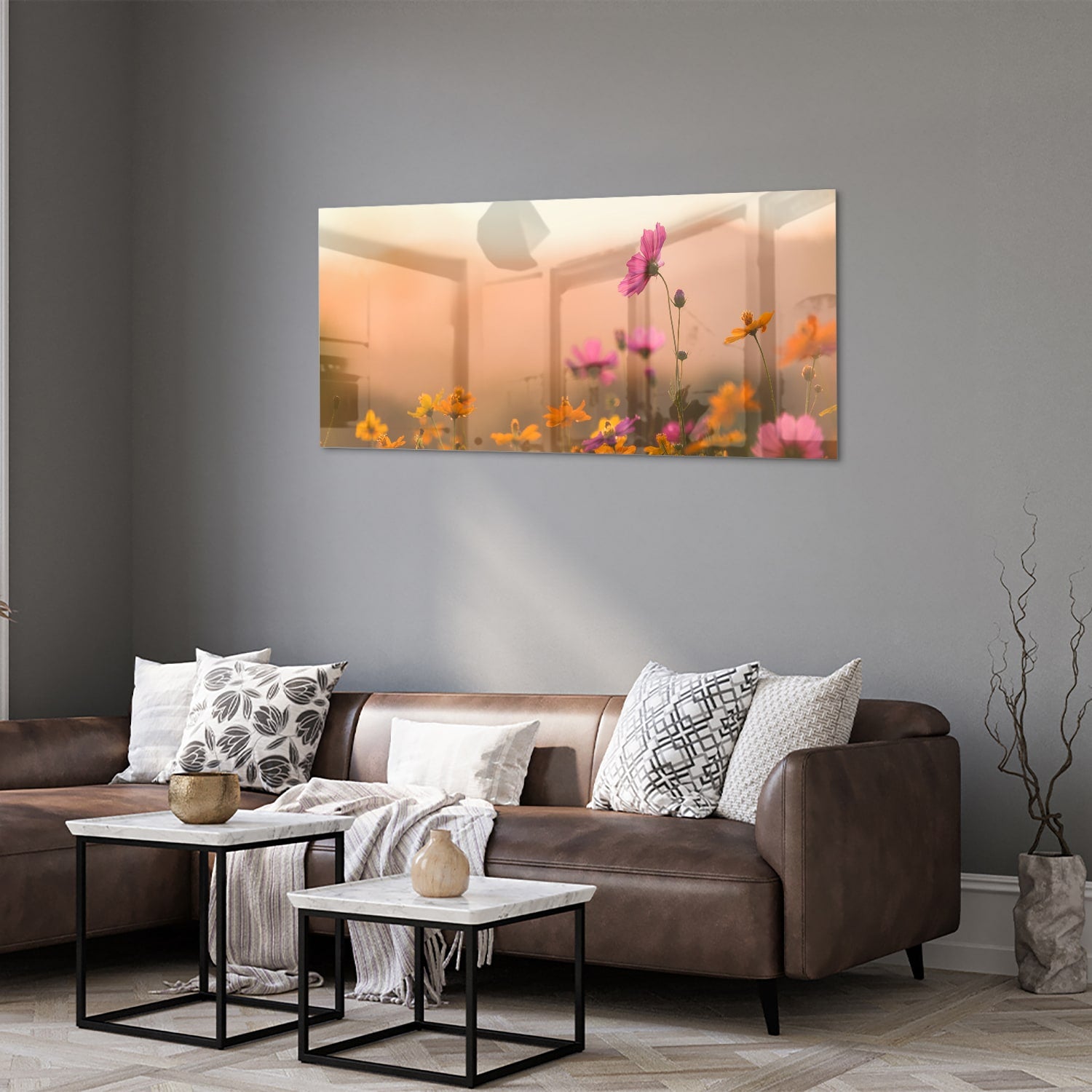 Glazen schilderij met kleurrijke bloemen tegen een pastelachtergrond.
