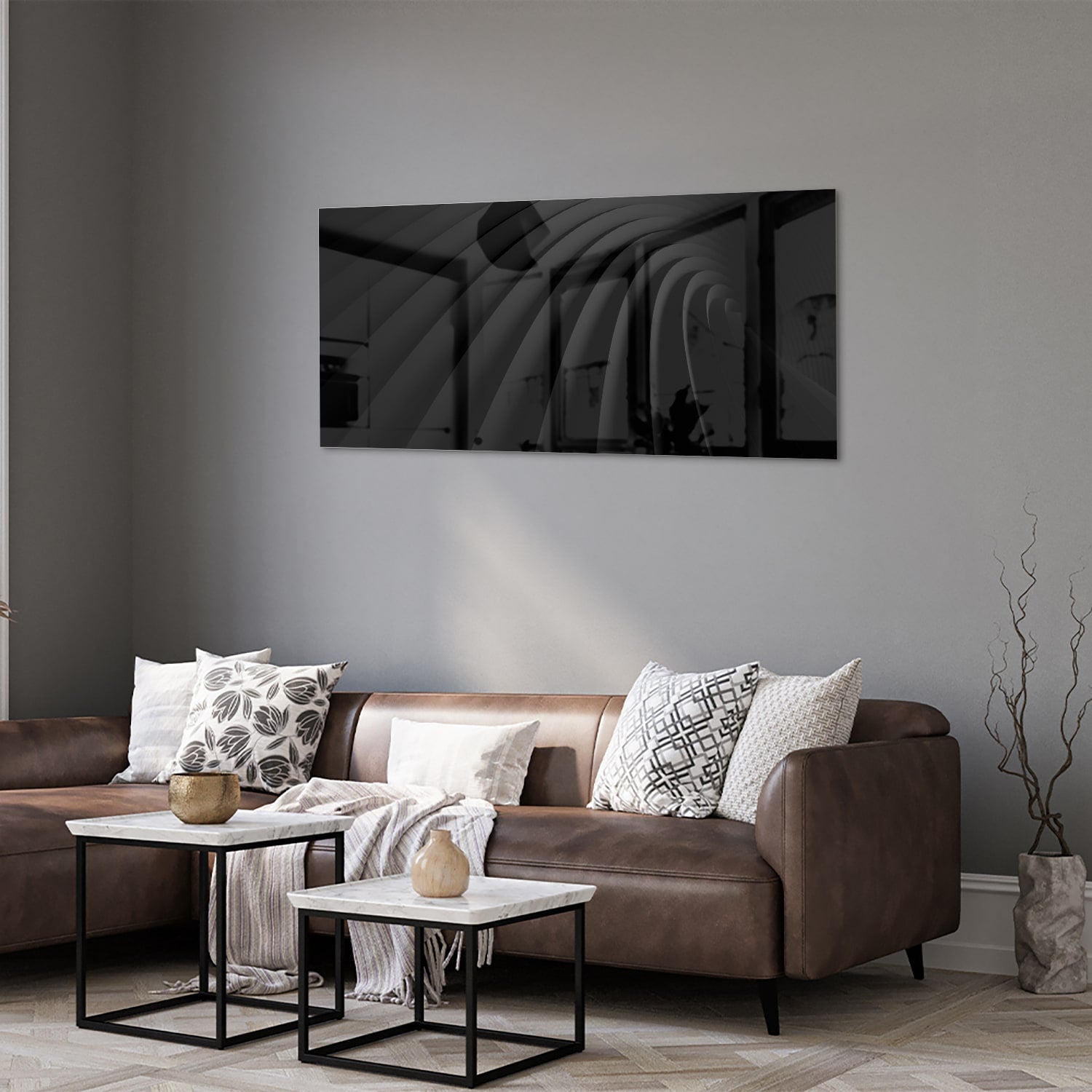 Zwart glazen schilderij aan de muur in een modern interieur