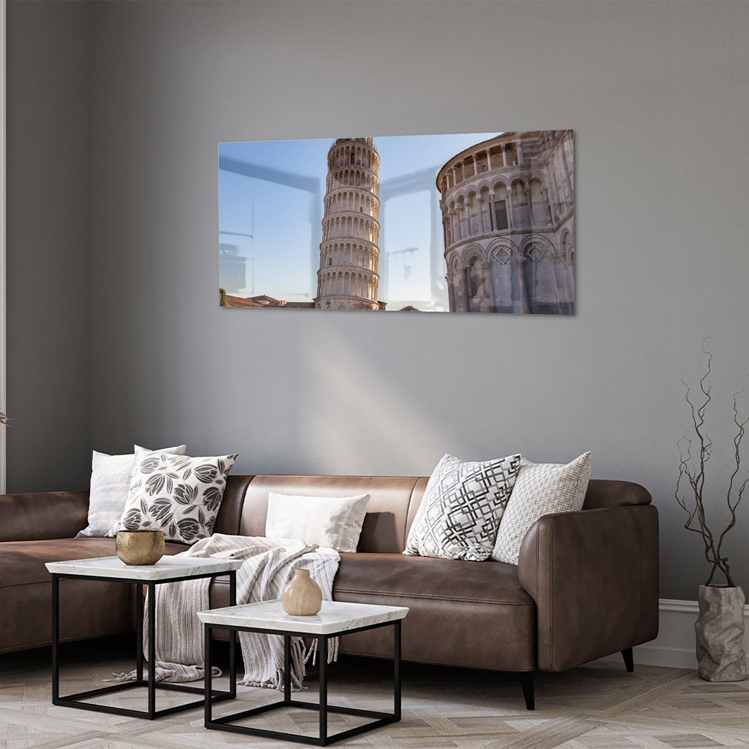 Glazen schilderij van de Toren van Pisa in een stijlvolle woonkamer.
