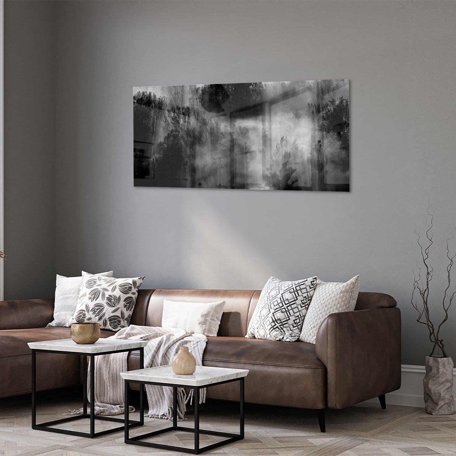 Glazen schilderij met een abstract zwart-wit landschap van bomen in de mist.