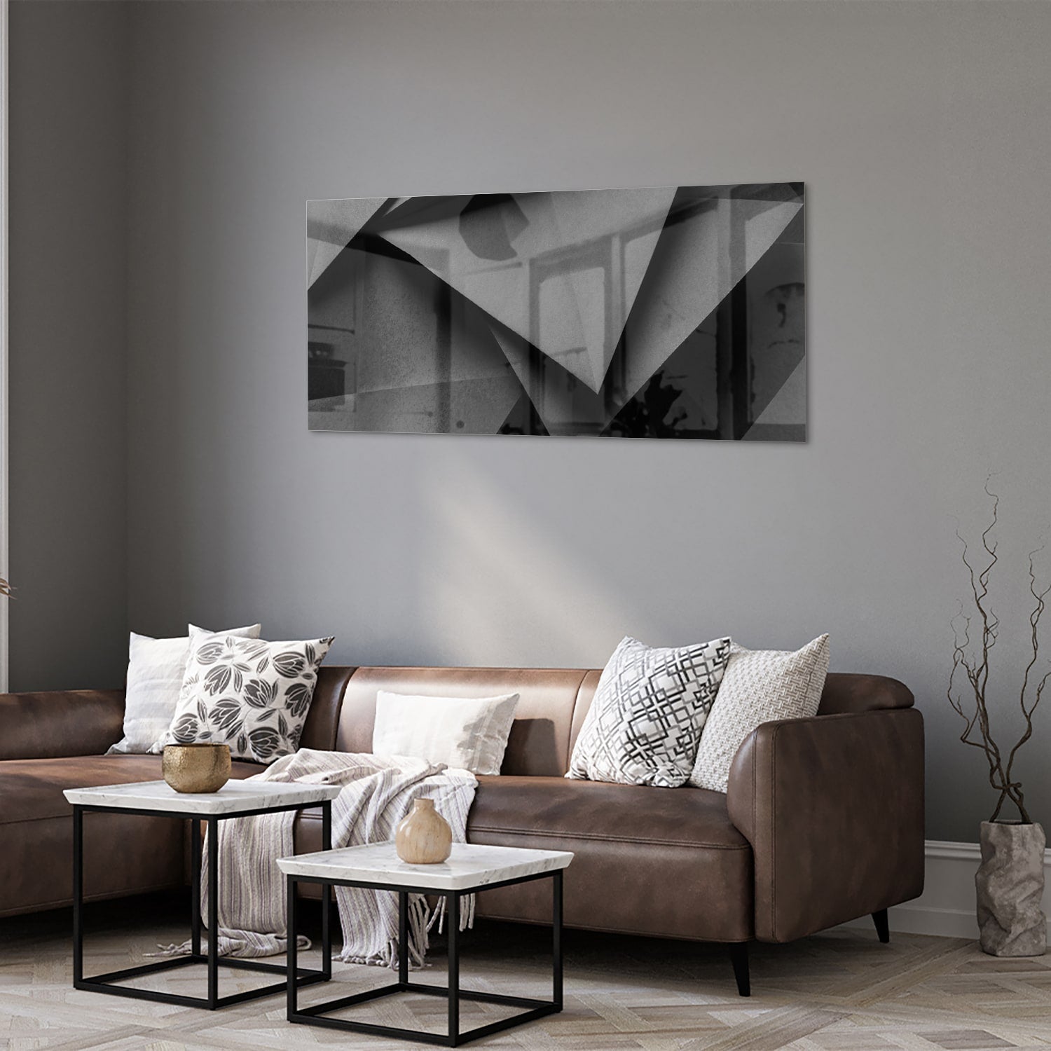 Modern glazen schilderij met een geometrisch zwart-wit ontwerp aan de muur.