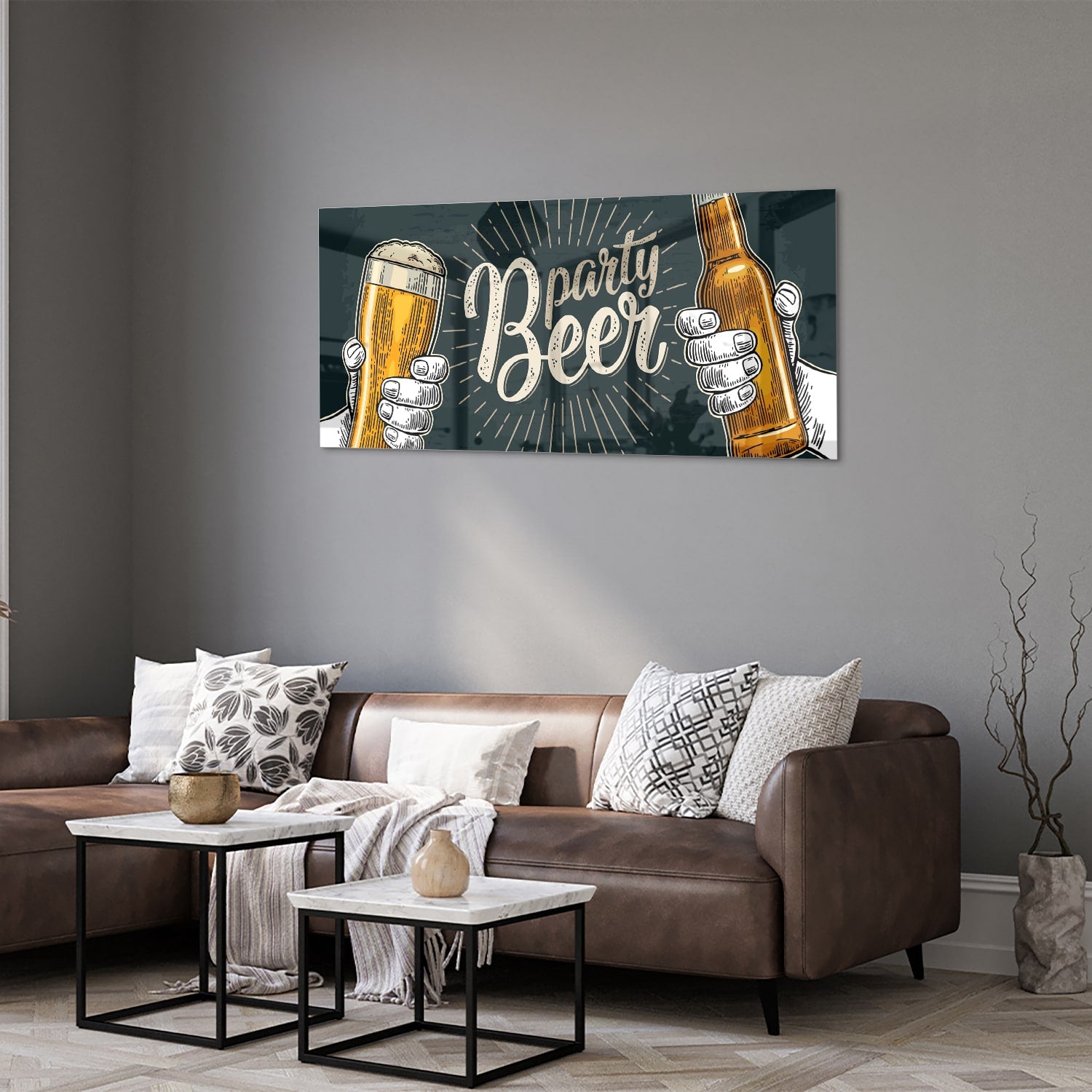 Feestelijk glazen schilderij met twee handen die bier vasthouden.