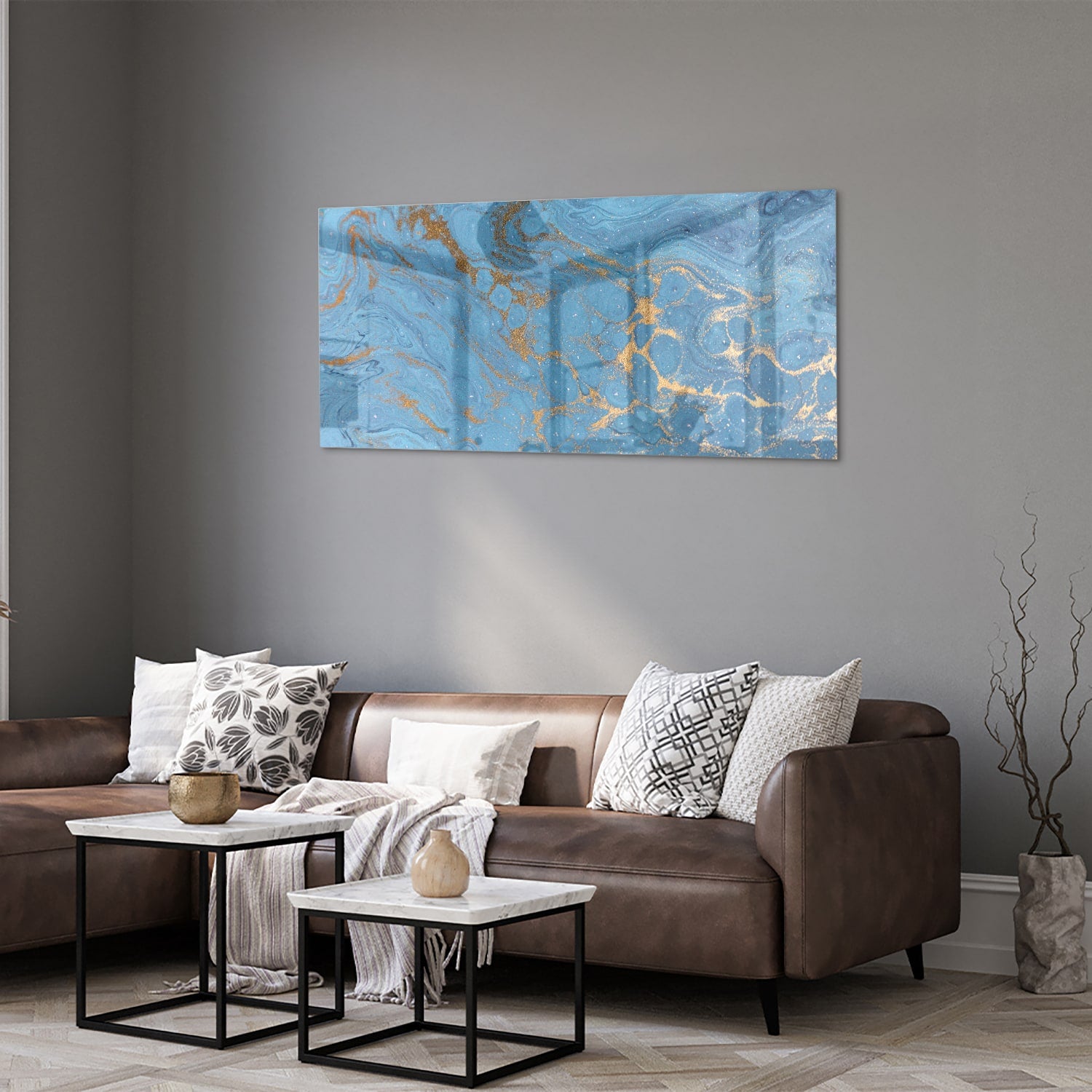 Glazen schilderij met blauw en gouden patronen aan de muur boven een houten kast.
