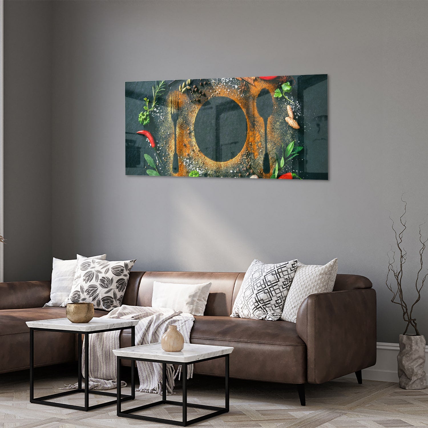 Glazen schilderij met een kleurrijk ontwerp van kookgerei en verse ingredinten.