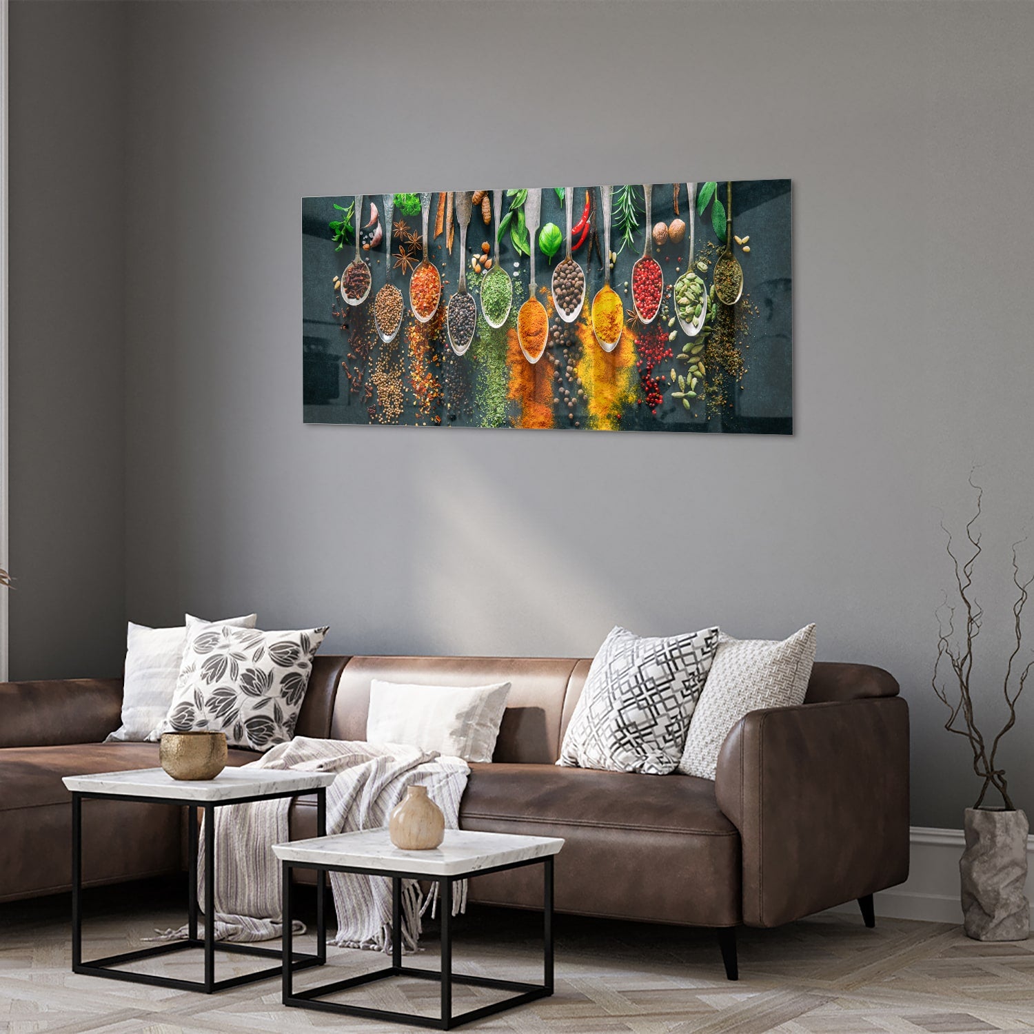Glazen schilderij met een assortiment kleurrijke specerijen en kruiden, perfect voor keukeninrichting.