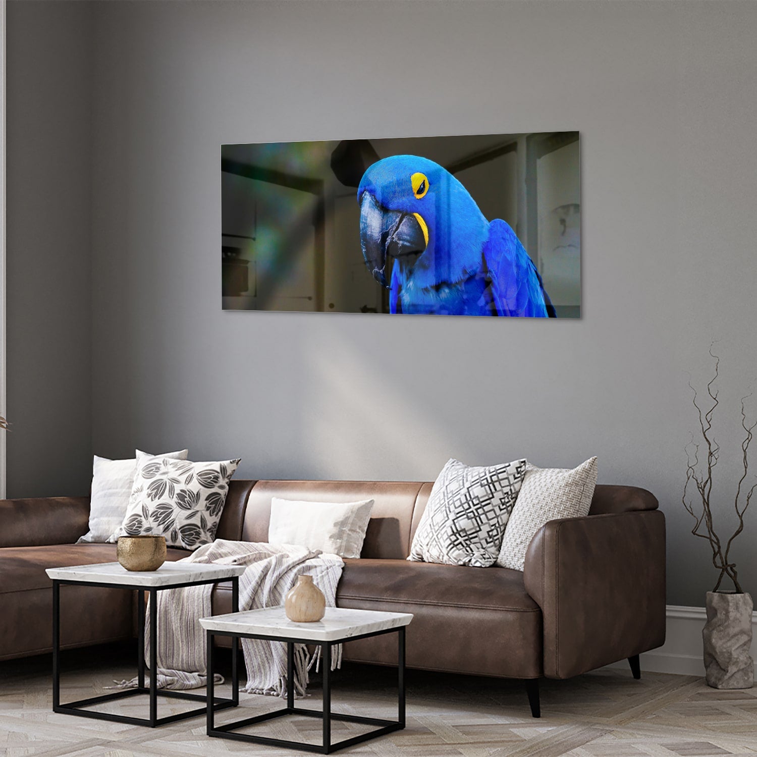 Glazen schilderij van een blauwe ara, ideaal voor wanddecoratie.