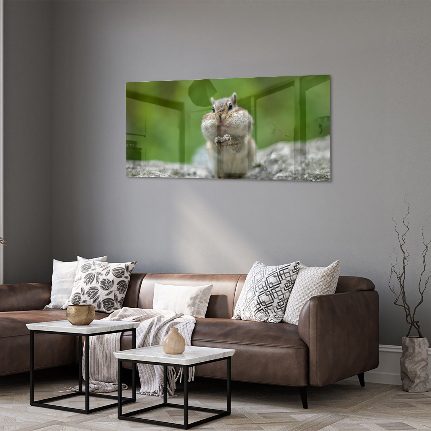 Glazen schilderij van een eekhoorn met een noot in zijn hand