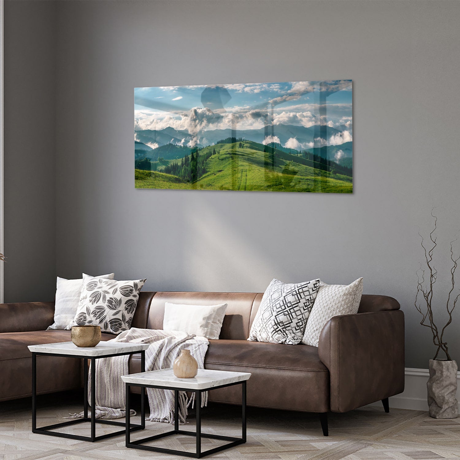 Glas schilderij van een prachtig berglandschap met groene heuvels en bergen.
