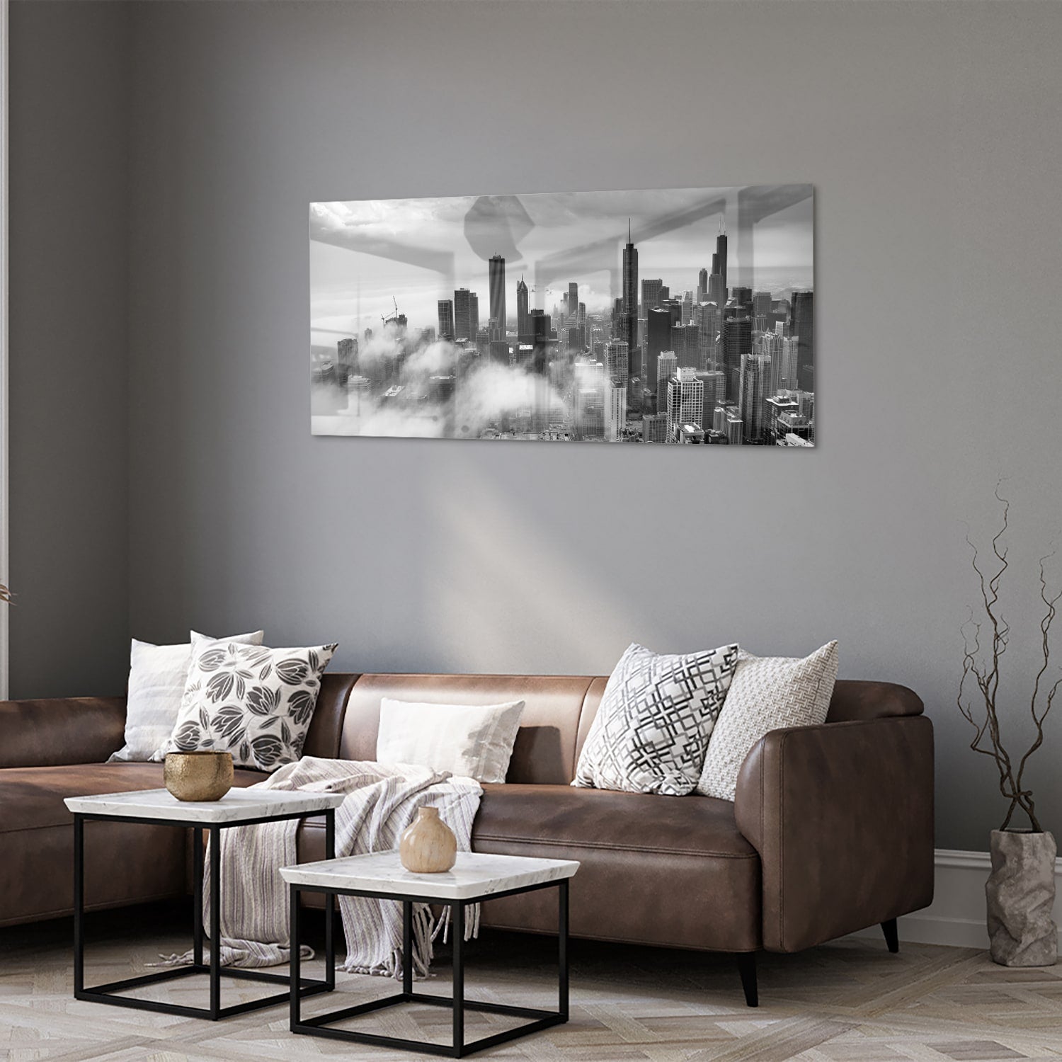 Glazen schilderij van een stads skyline in zwart-wit met wolken.