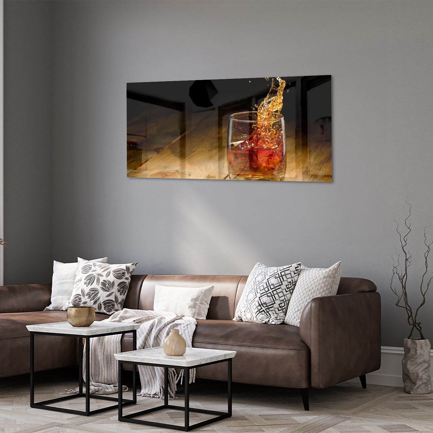 Glazen schilderij met een glas en spetterende drank op een houten tafel.