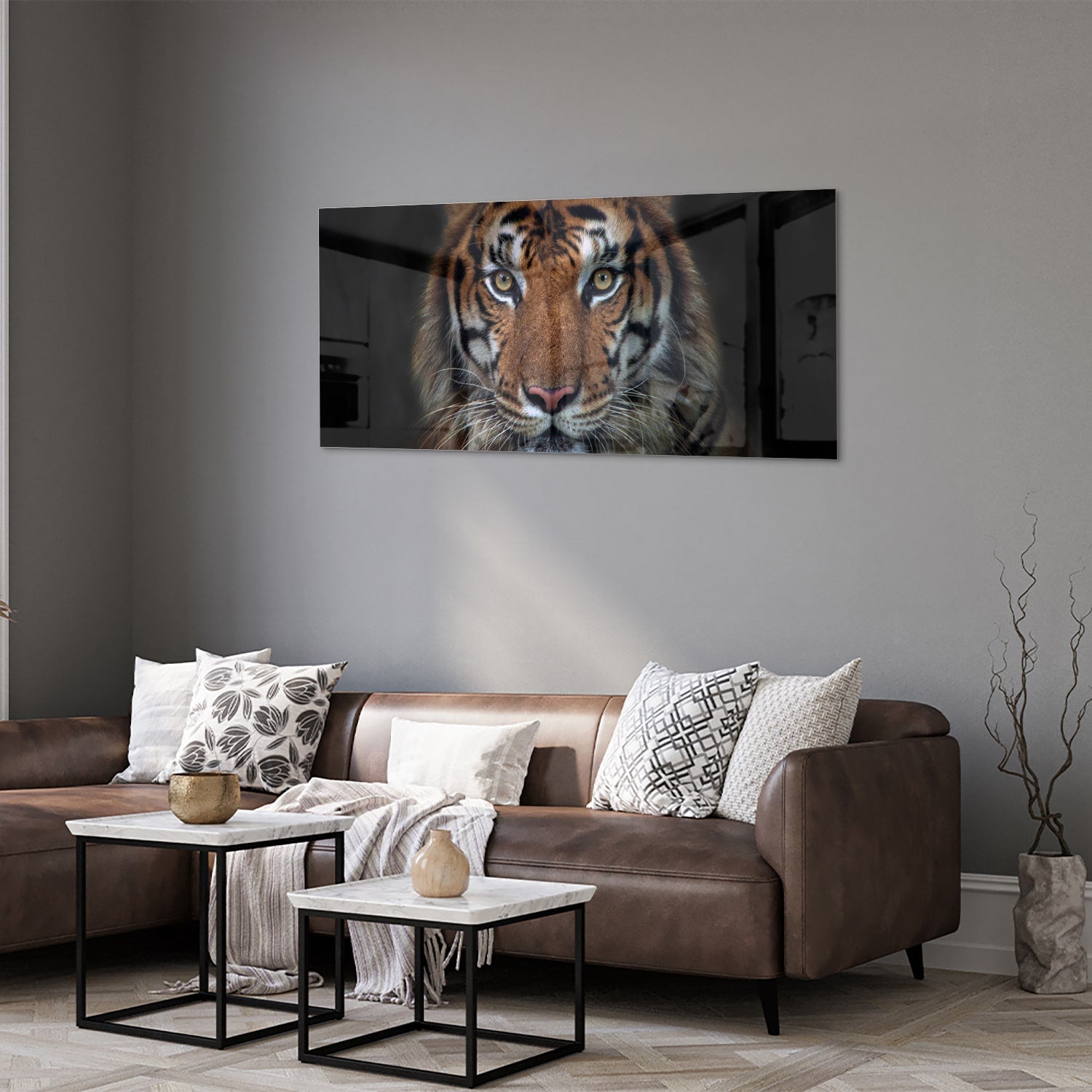Glazen schilderij van een tijger, mooi weergegeven in een moderne woonkamer.