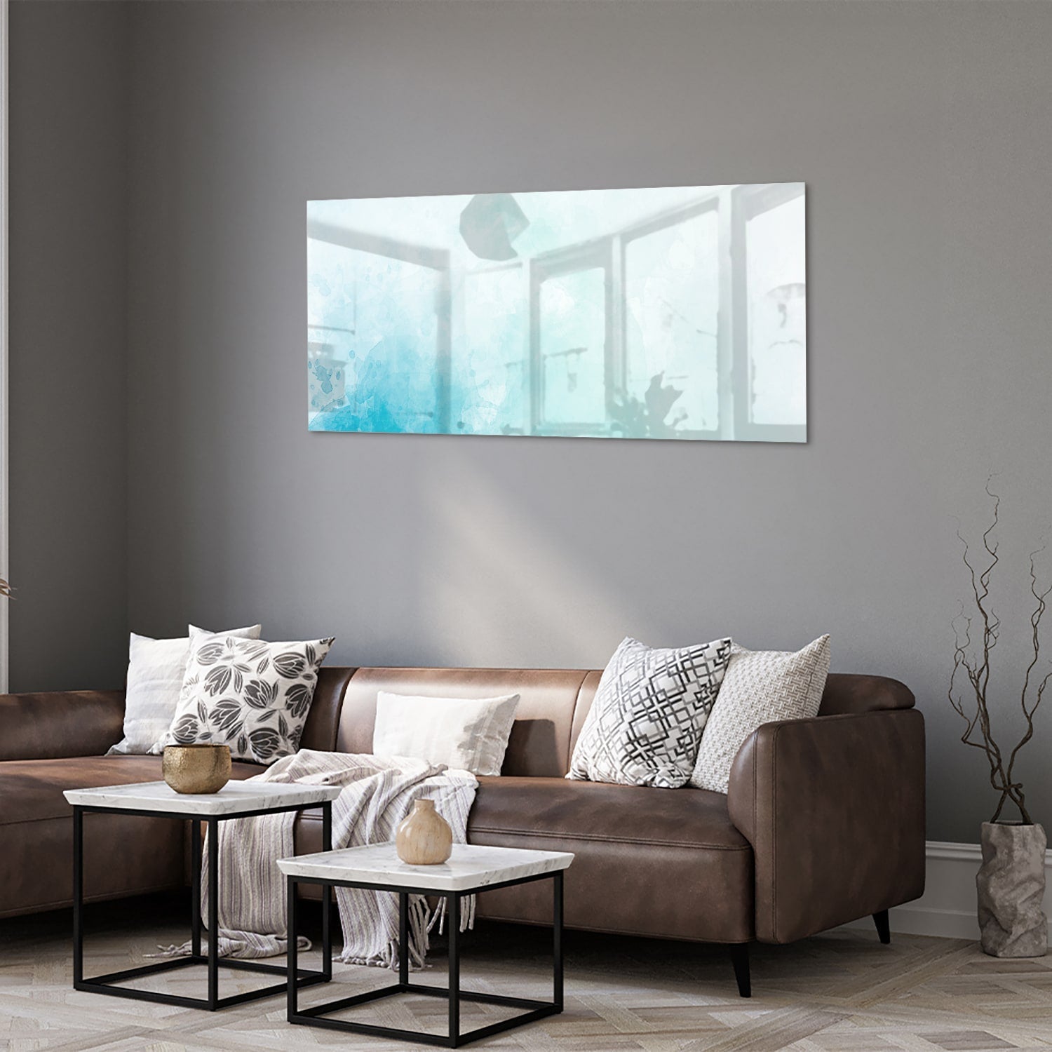 Abstract glazen schilderij met blauwe en turquoise tinten aan de muur.
