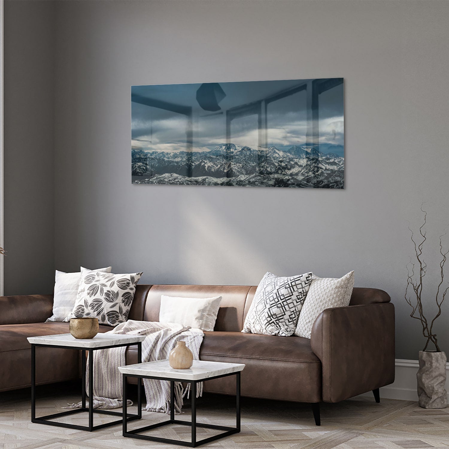 Glazen schilderij van een majestueus berglandschap met sneeuwtoppen