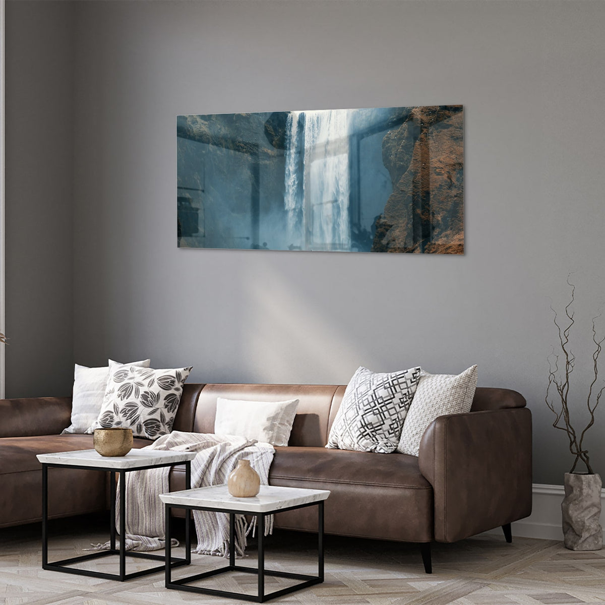 Glazen schilderij van een waterval in een moderne woonkamer.