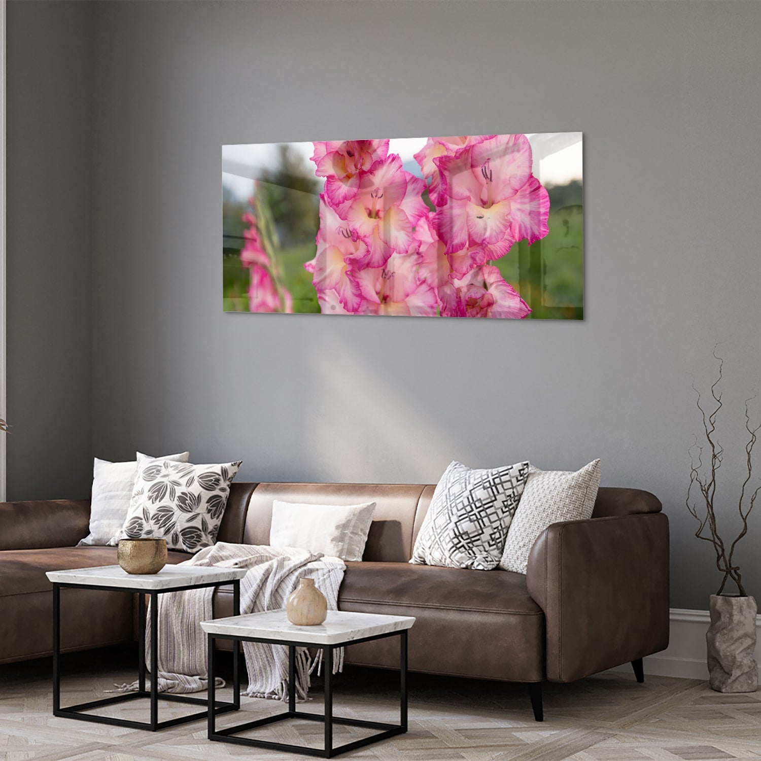 Glazen schilderij van roze gladiolen, een elegant decoratief stuk voor de muur.