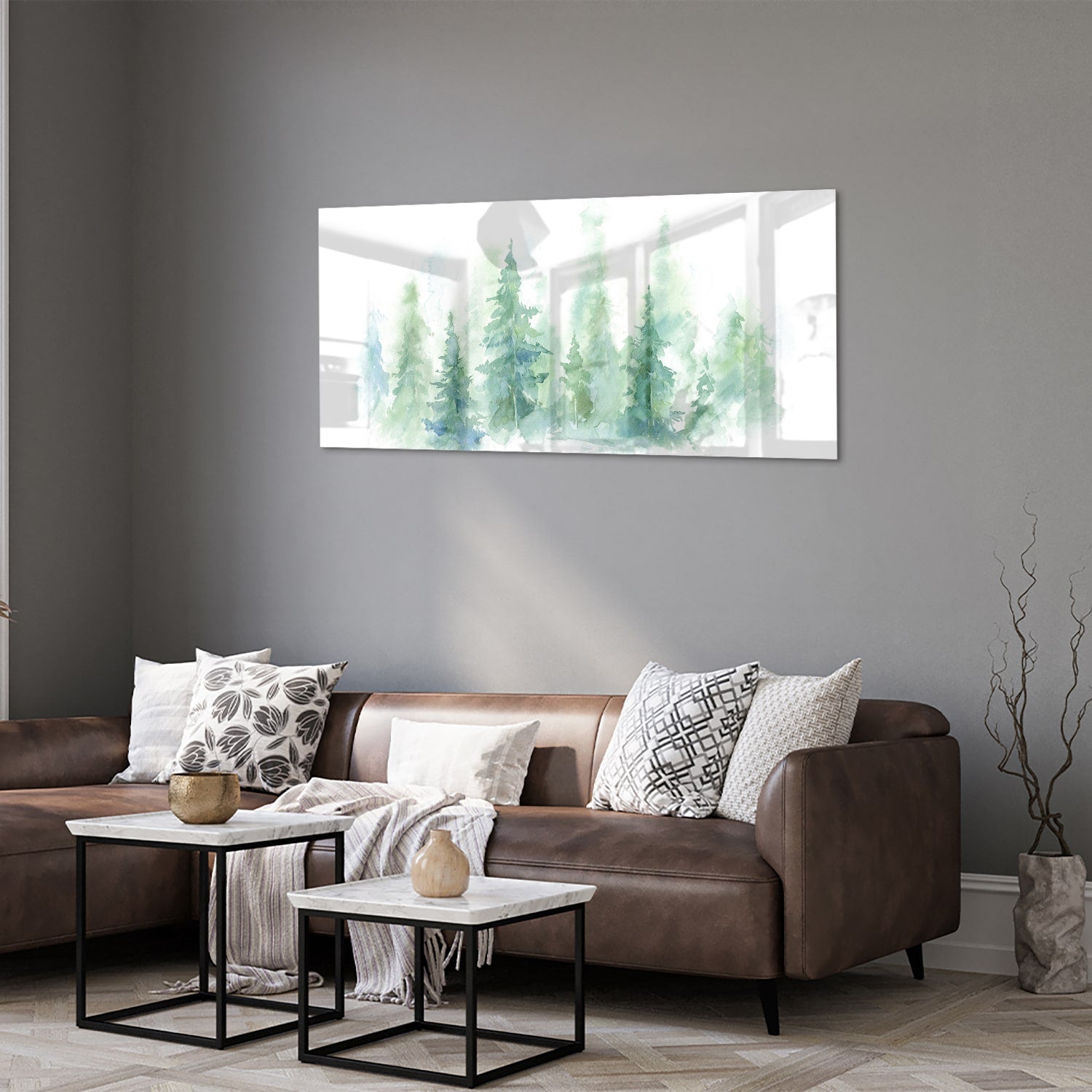 Glazen schilderij met groene dennenbomen aan de muur in een modern interieur.
