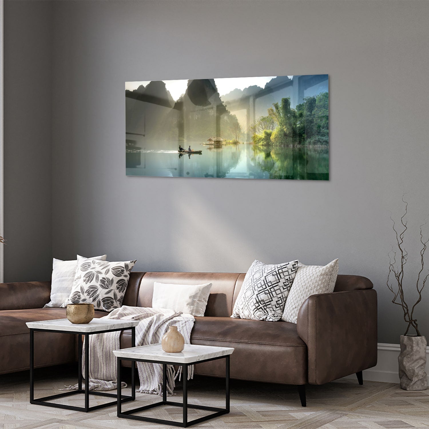 Glazen schilderij van een serene berglandschap met reflecties in het water.