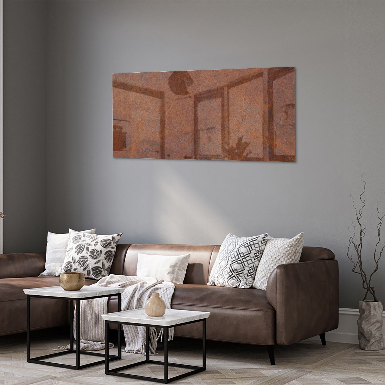 Abstract glazen schilderij met aardetinten boven een houten meubel.