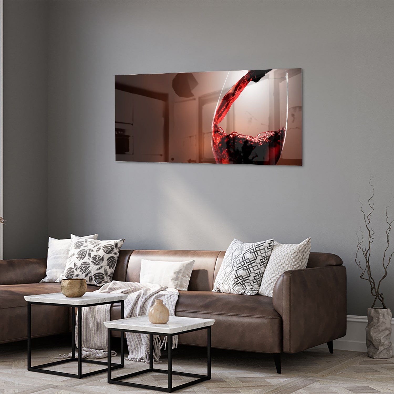 Glazen schilderij van een rode wijn die in een glas wordt ingeschonken, zichtbaar in een moderne woonkamer.