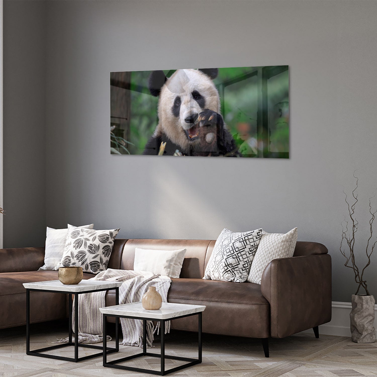 Glazen schilderij met een panda in een groene omgeving, perfect voor mooie interieurdecoratie.