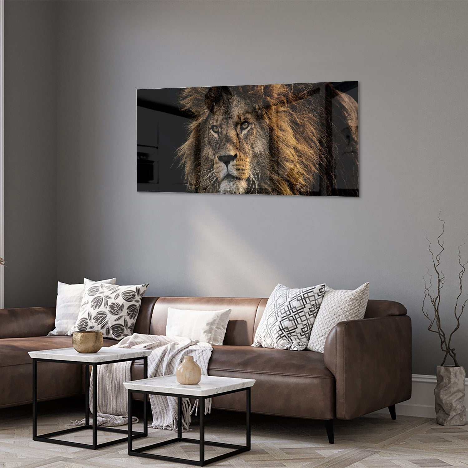 Glazen schilderij van een leeuw met een krachtige uitstraling