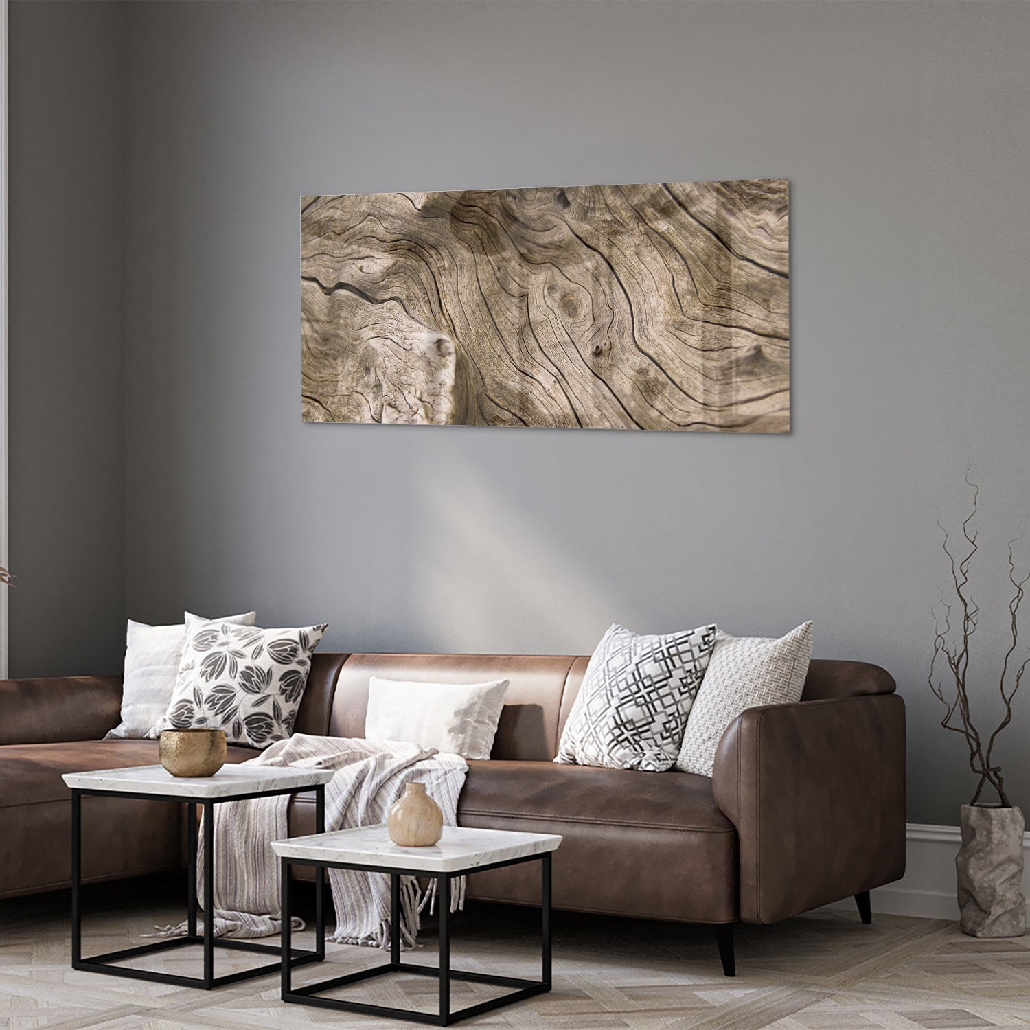 Glazen schilderij met een stijlvolle houtnerf op een witte muur.