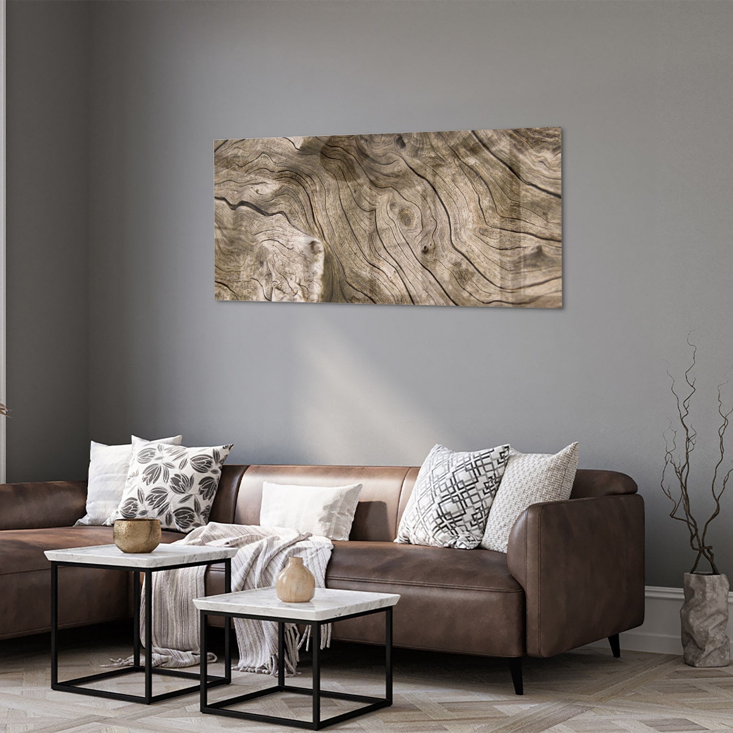 Glazen schilderij met een stijlvolle houtnerf op een witte muur.