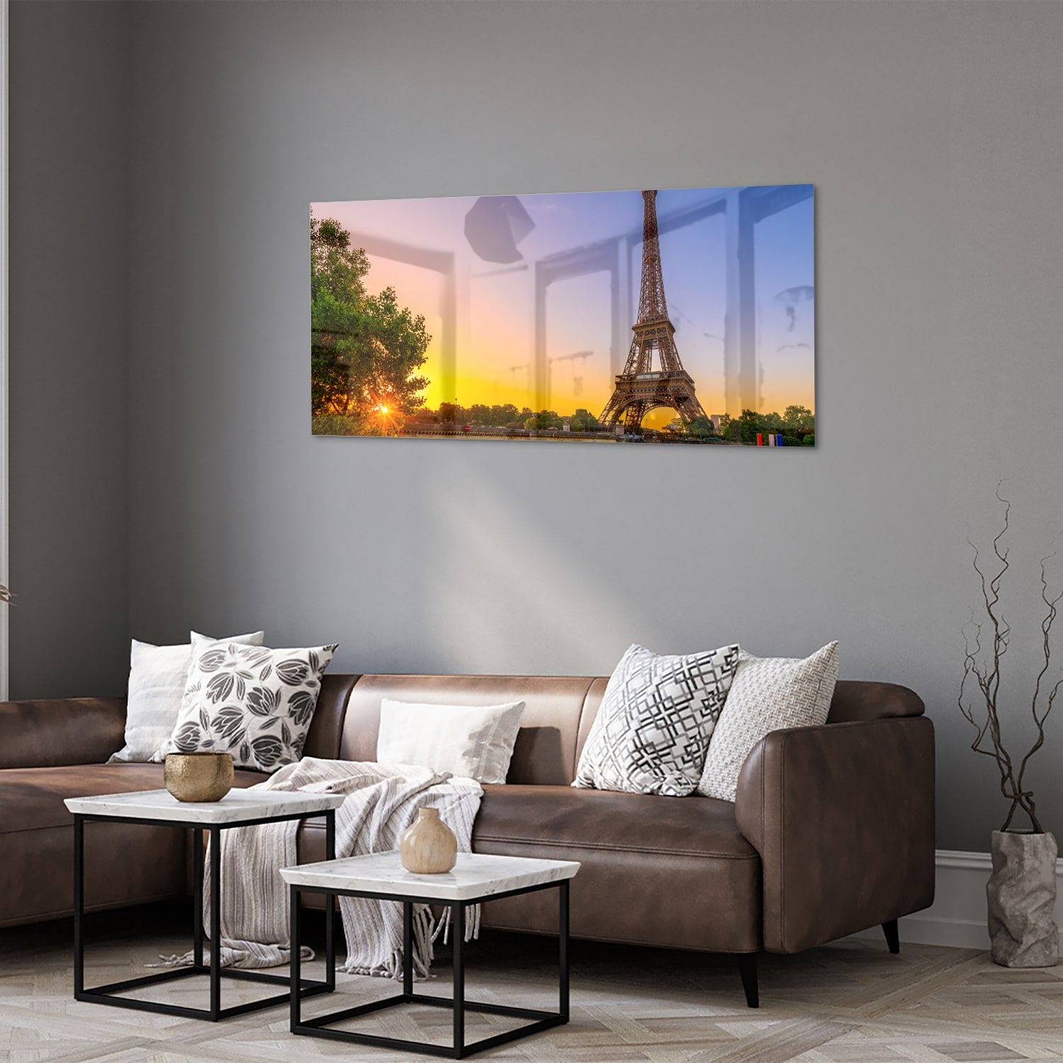 Een glazen schilderij van de Eiffeltoren bij zonsondergang, met warme kleuren.