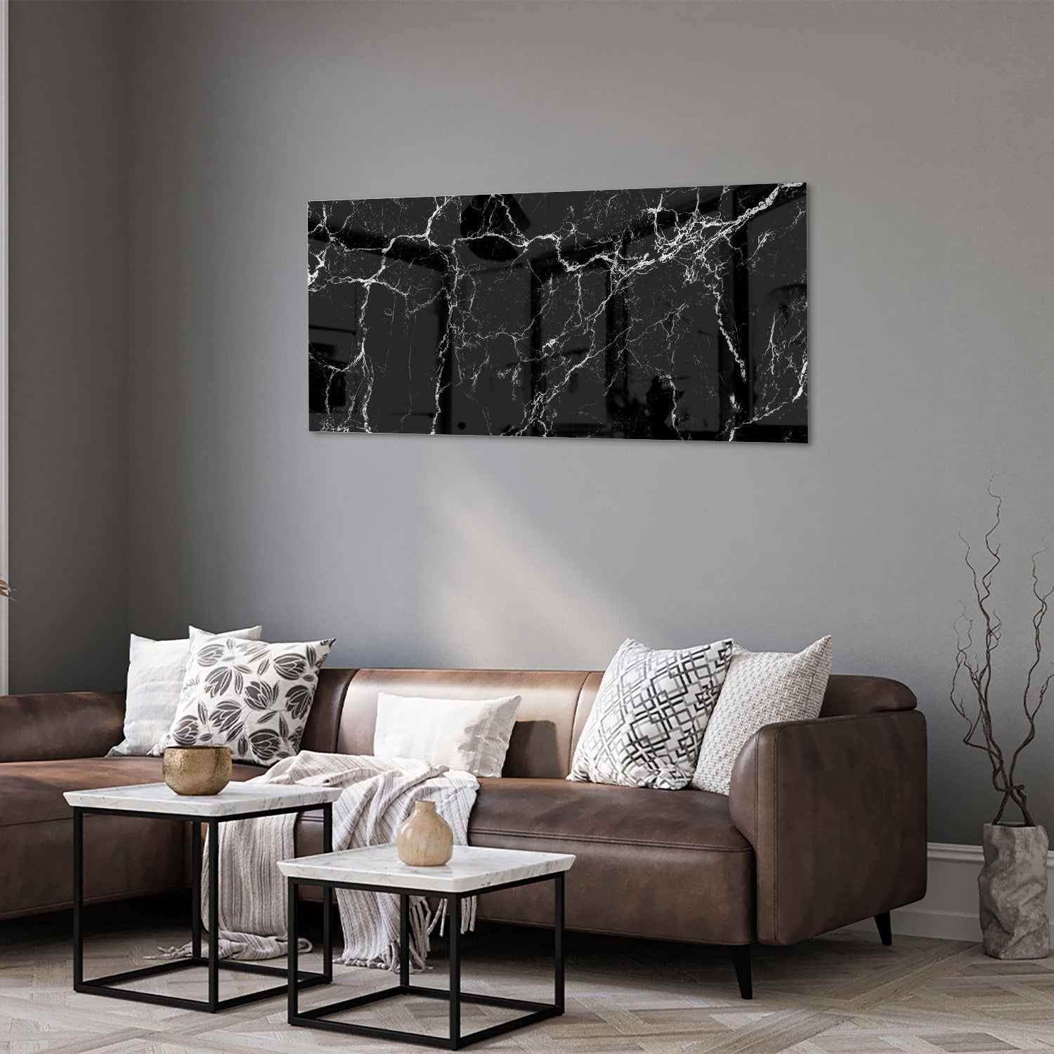 Glazen schilderij in zwart marmerlook aan de muur boven een houten kast.