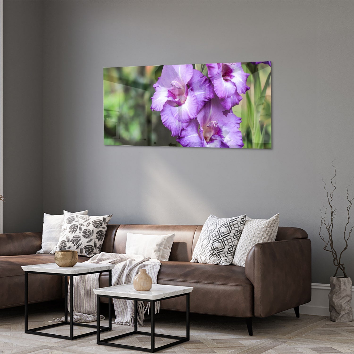 Glazen schilderij van paarse gladiolen aan de muur in een moderne woonkamer.