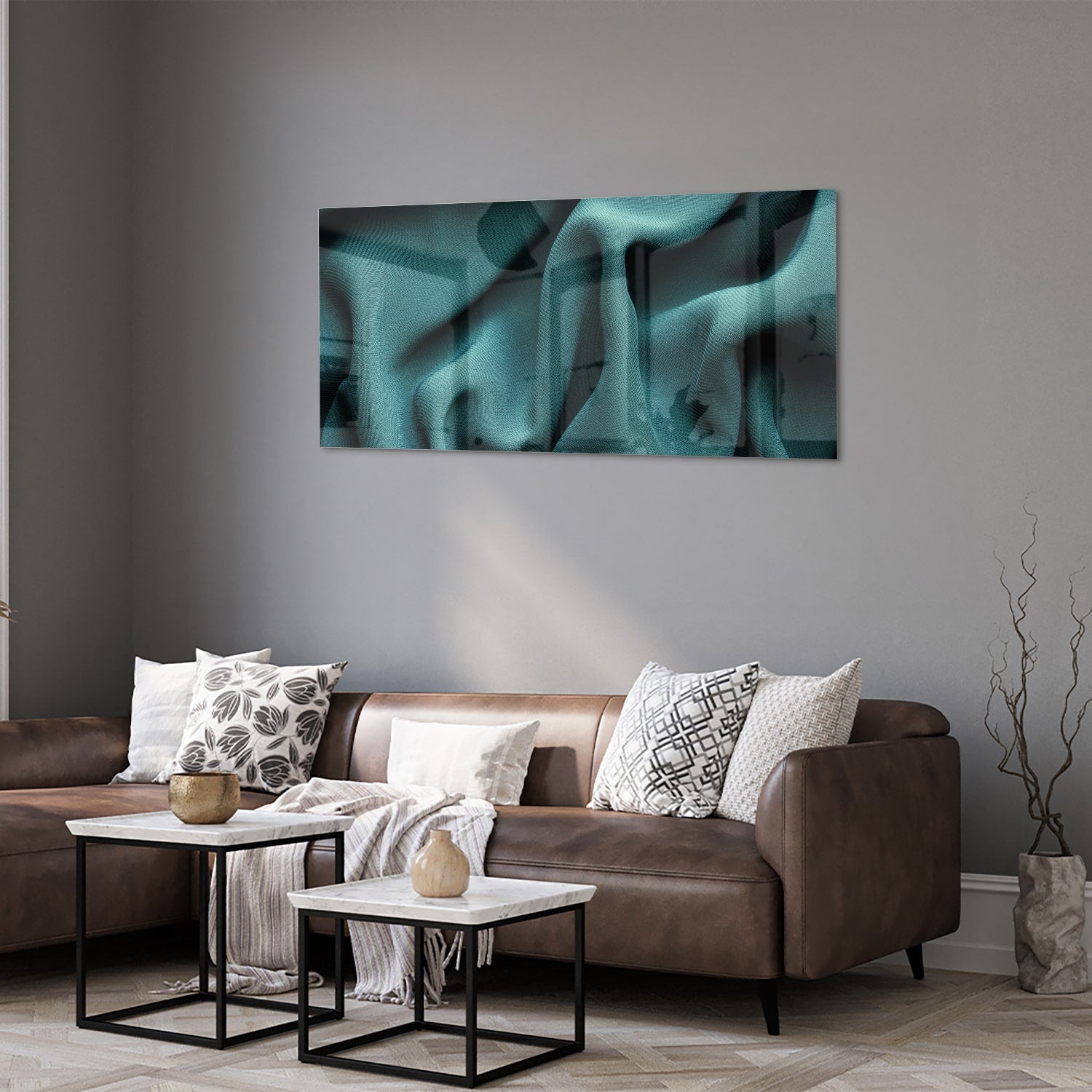 Elegante blauwgroene glazen schilderij in een moderne woonomgeving.