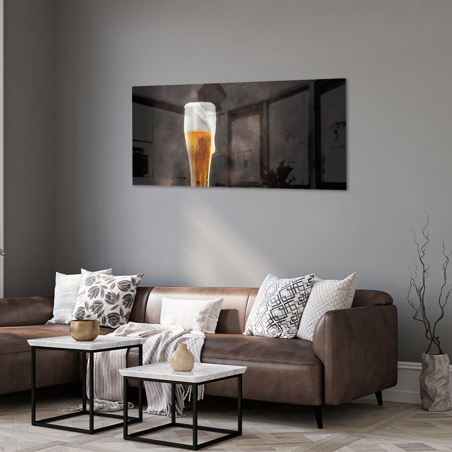 Glazen schilderij van een biertje op houten ondergrond