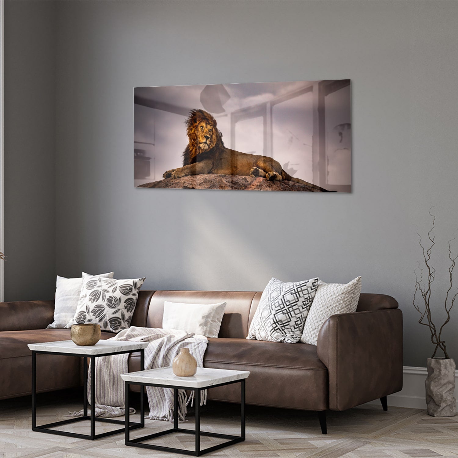 Glazenschilderij van een majestueuze leeuw op een rots, perfect voor interieurdecoratie.