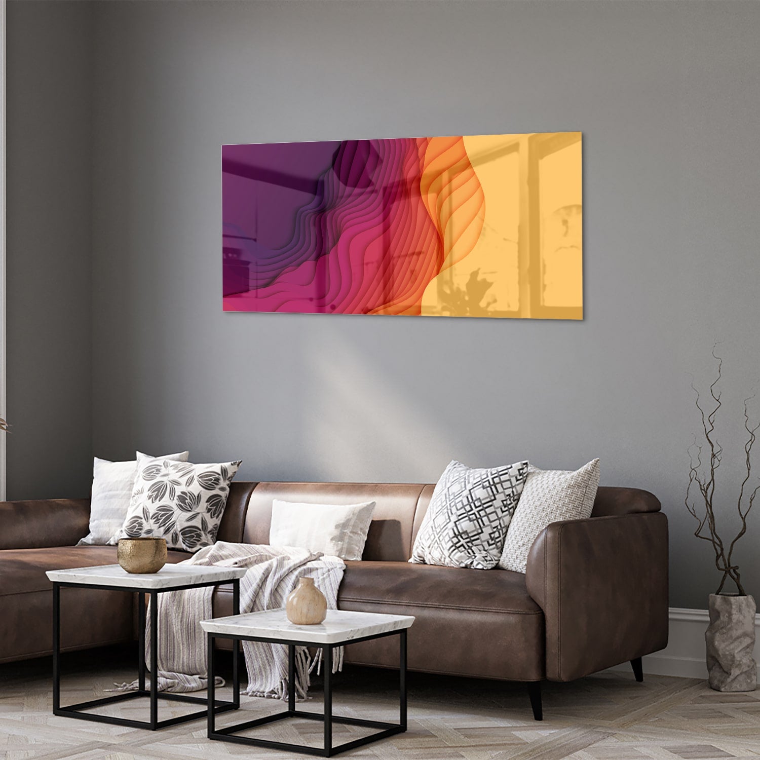 Abstract glazen schilderij met paarse en oranje golven aan de muur.