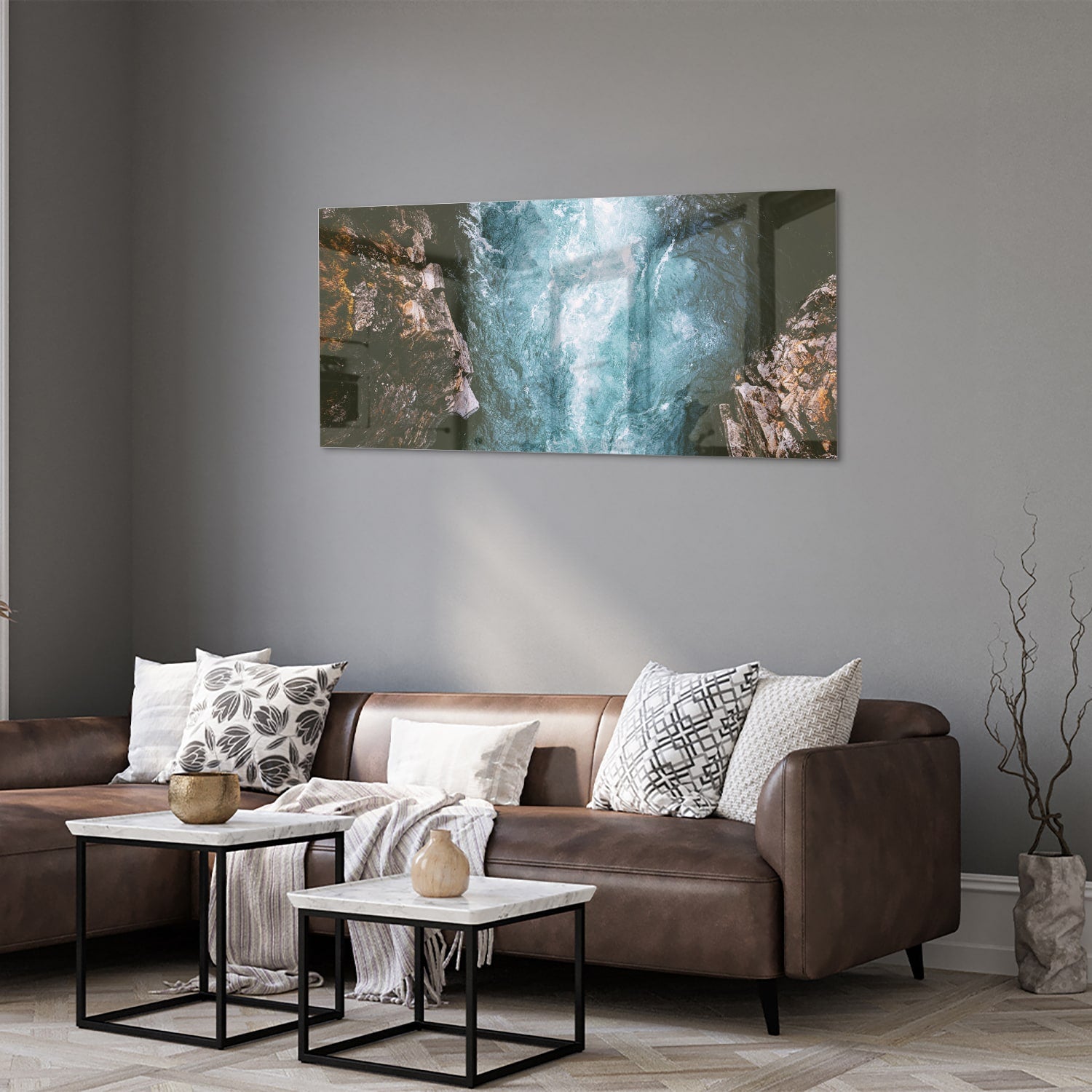 Glas schilderij van helder bergwater dat door rotsen stroomt.