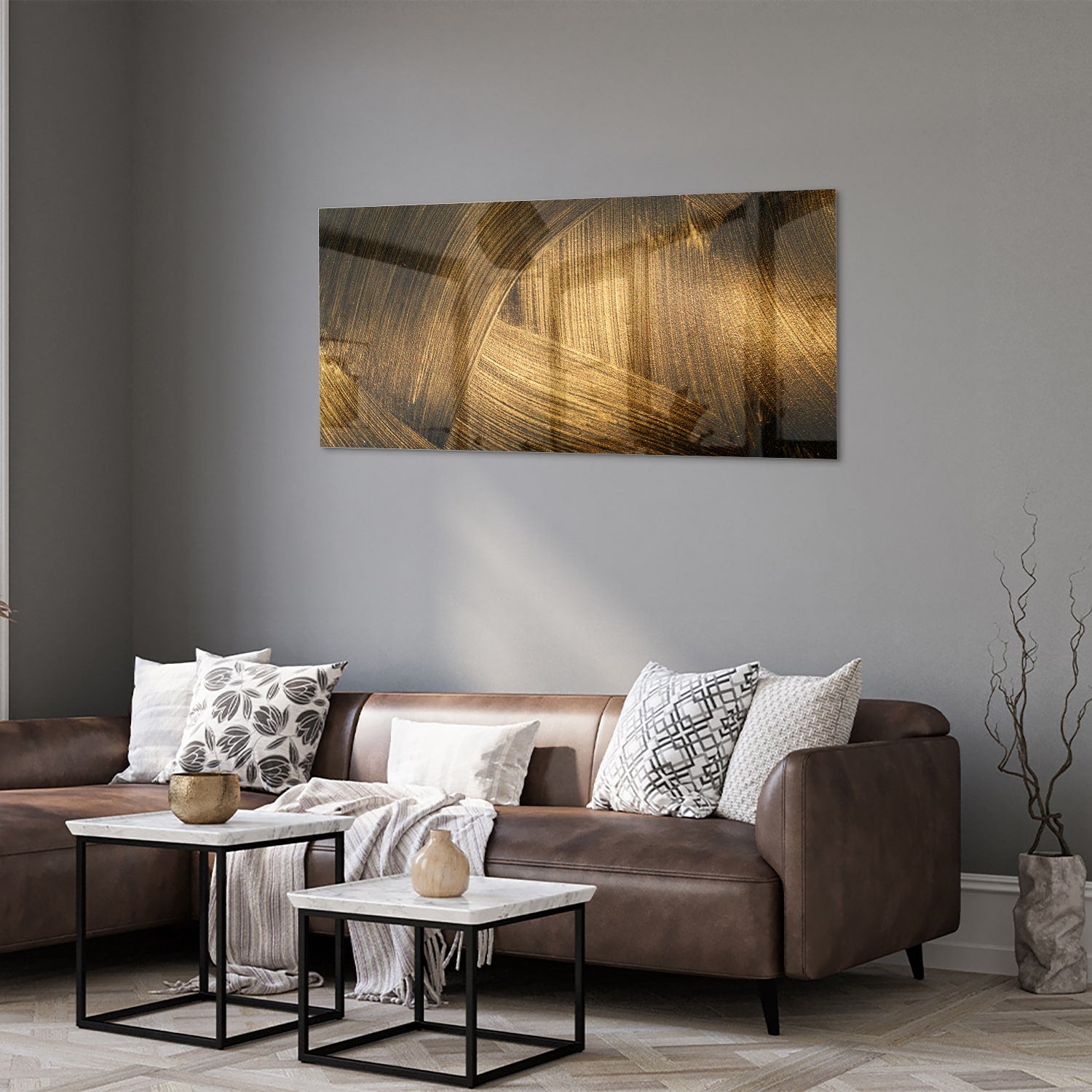 Glazen schilderij met gouden patronen aan de muur boven een houten meubel.